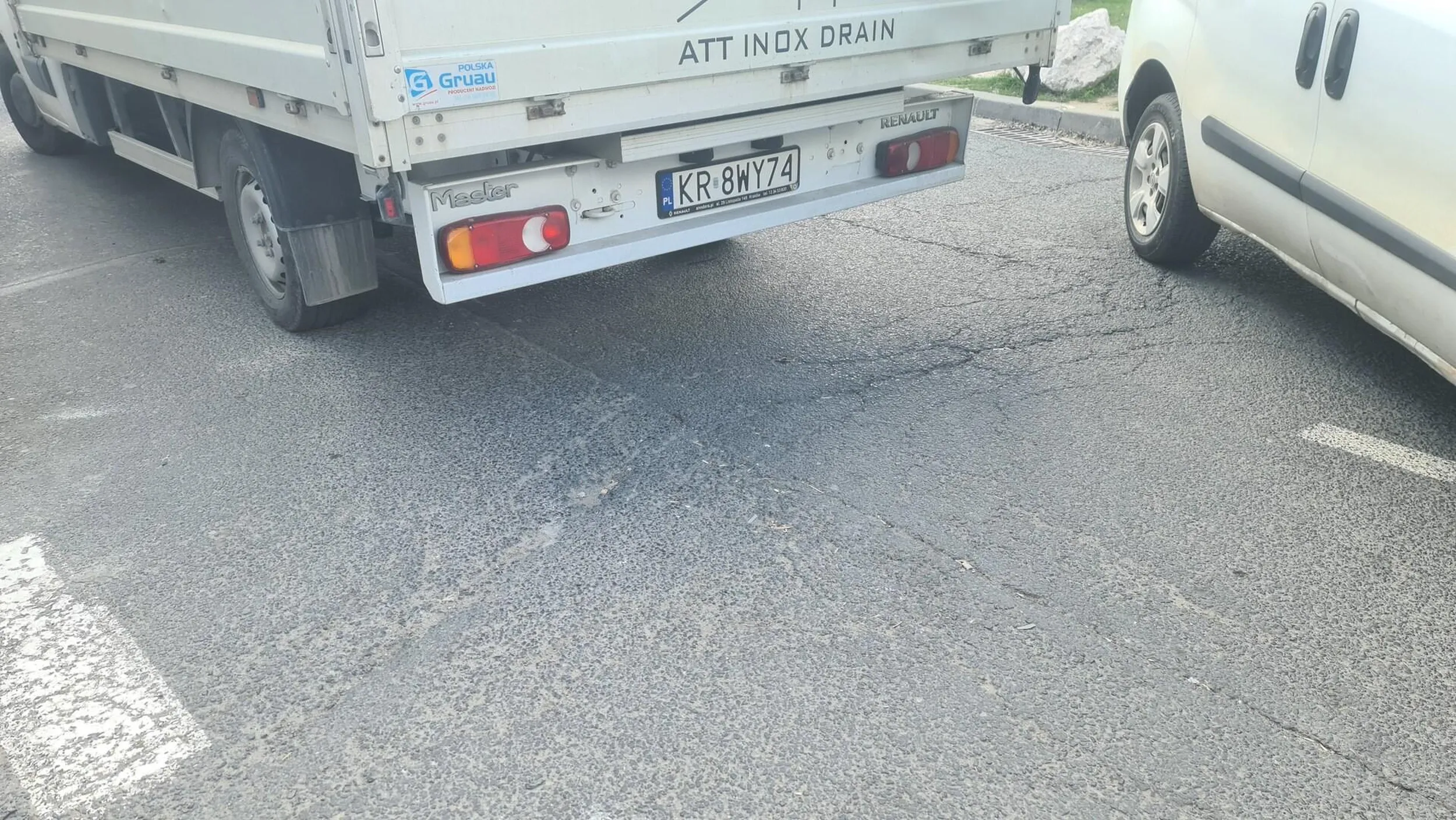 Typ co nie zwraca uwagi że stoi w bramie Leroy i ma gdzieś pieszych by tylko zająć to trefne miejsce parkingowe