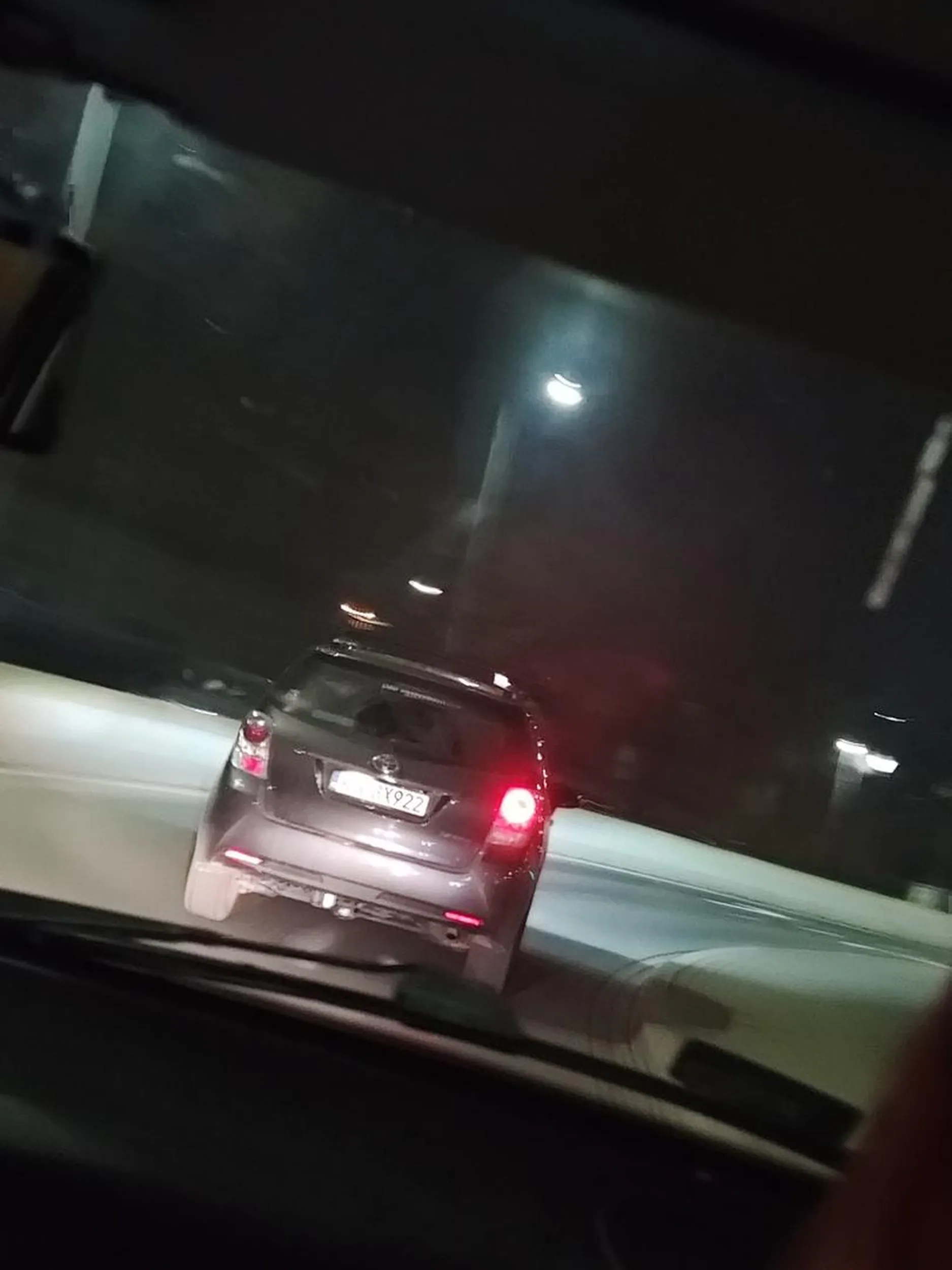 myślałem że moplik jedzie bo jedno światło ino się świeci prawie żech do niego wjeboł