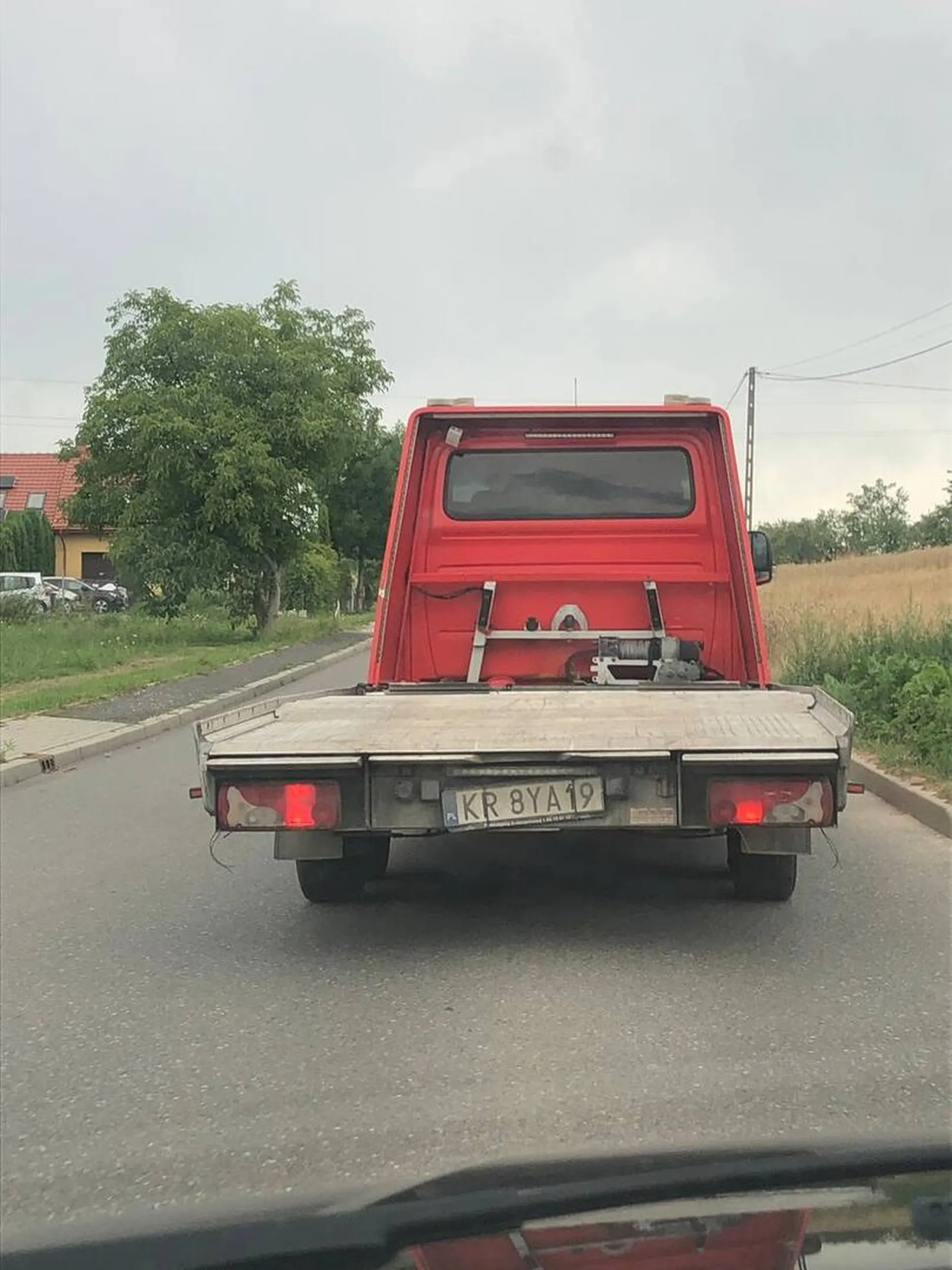 сwеl siedzi na zderzaku i stwarza niebezpieczne i awaryjne sytuacje