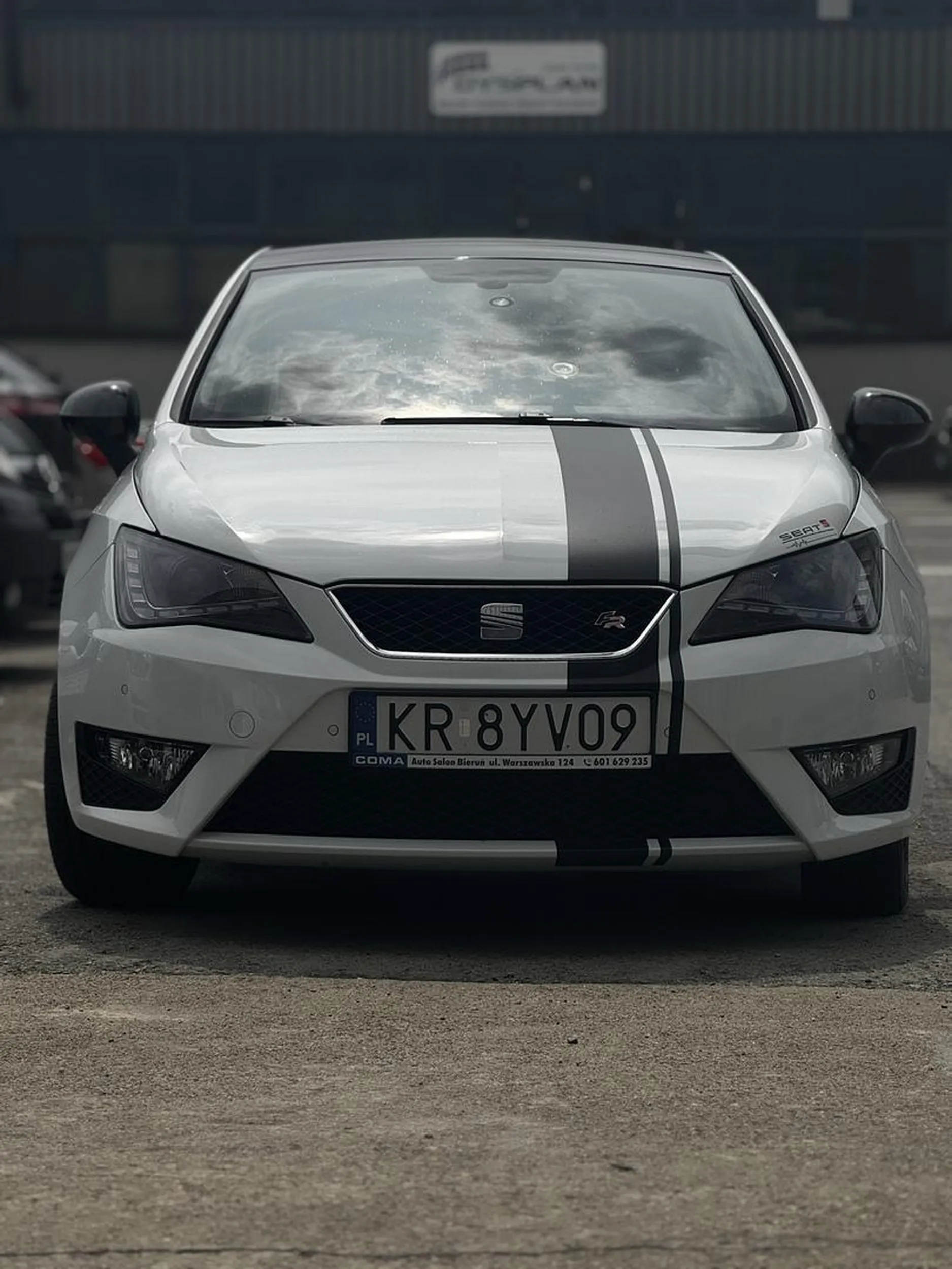 jeździ jak wariat, zamiast wydechu ma chyba wspawany znak. Mimo wielu próśb nie stawania pod firmą dalej to robi…