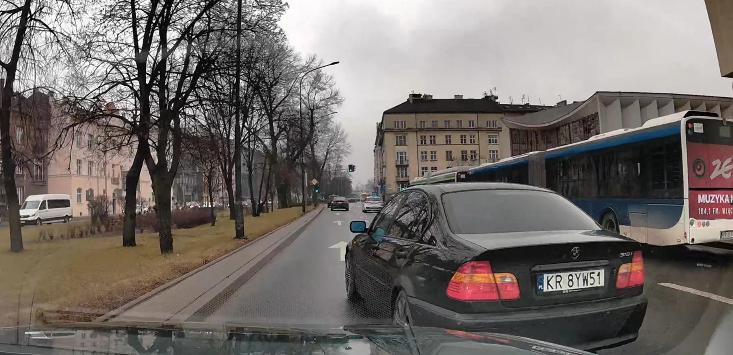 bezmózg wymusza pierwszeństwo wpychając się prosto przed maskę, gdybym nie hamował i nie odbił w lewo skończyłoby się stłuczką