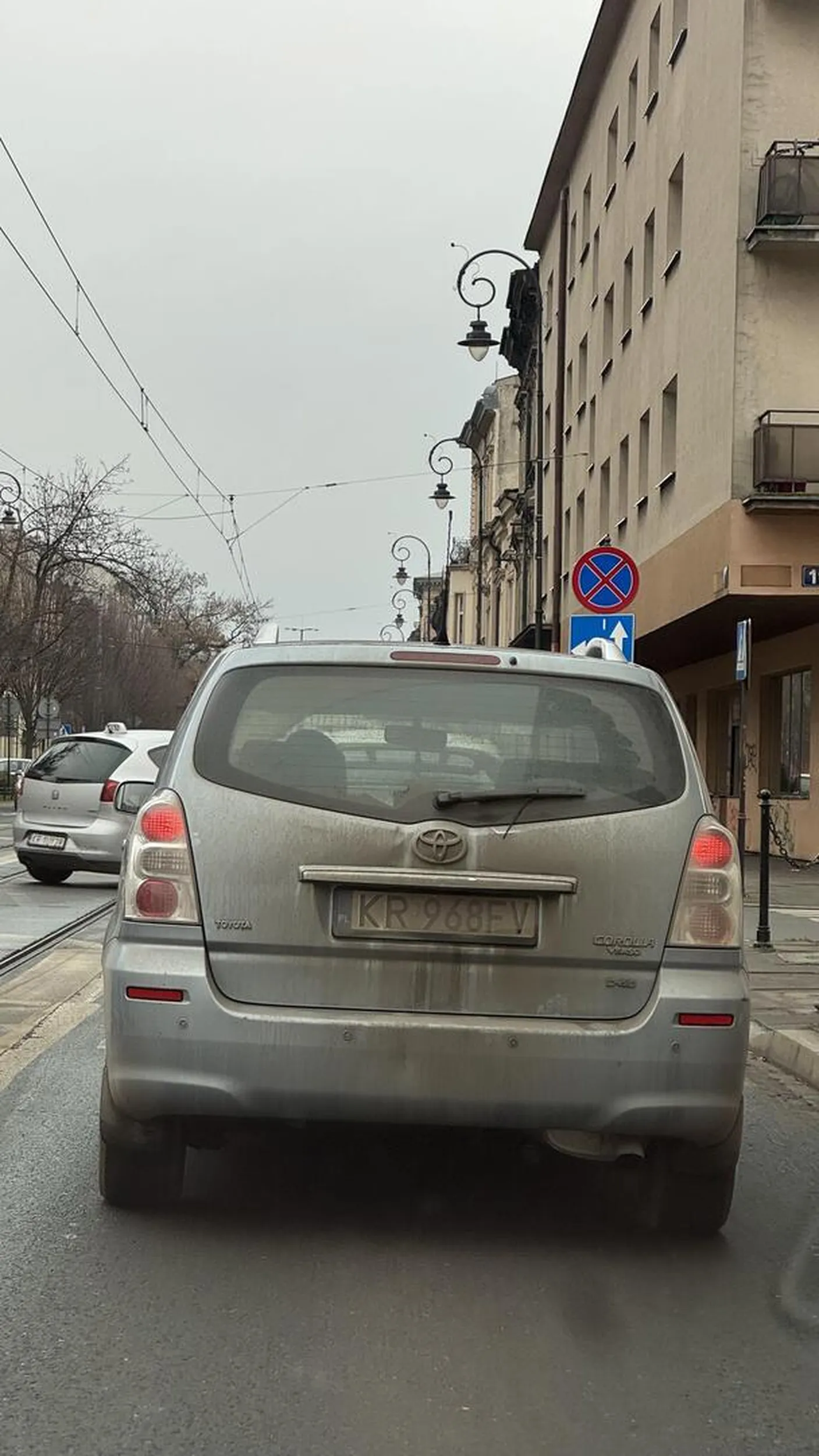 Wyprzedza na kalwaryjskiej na psach samochód, który zatrzymał się żeby przepuścić pieszych.