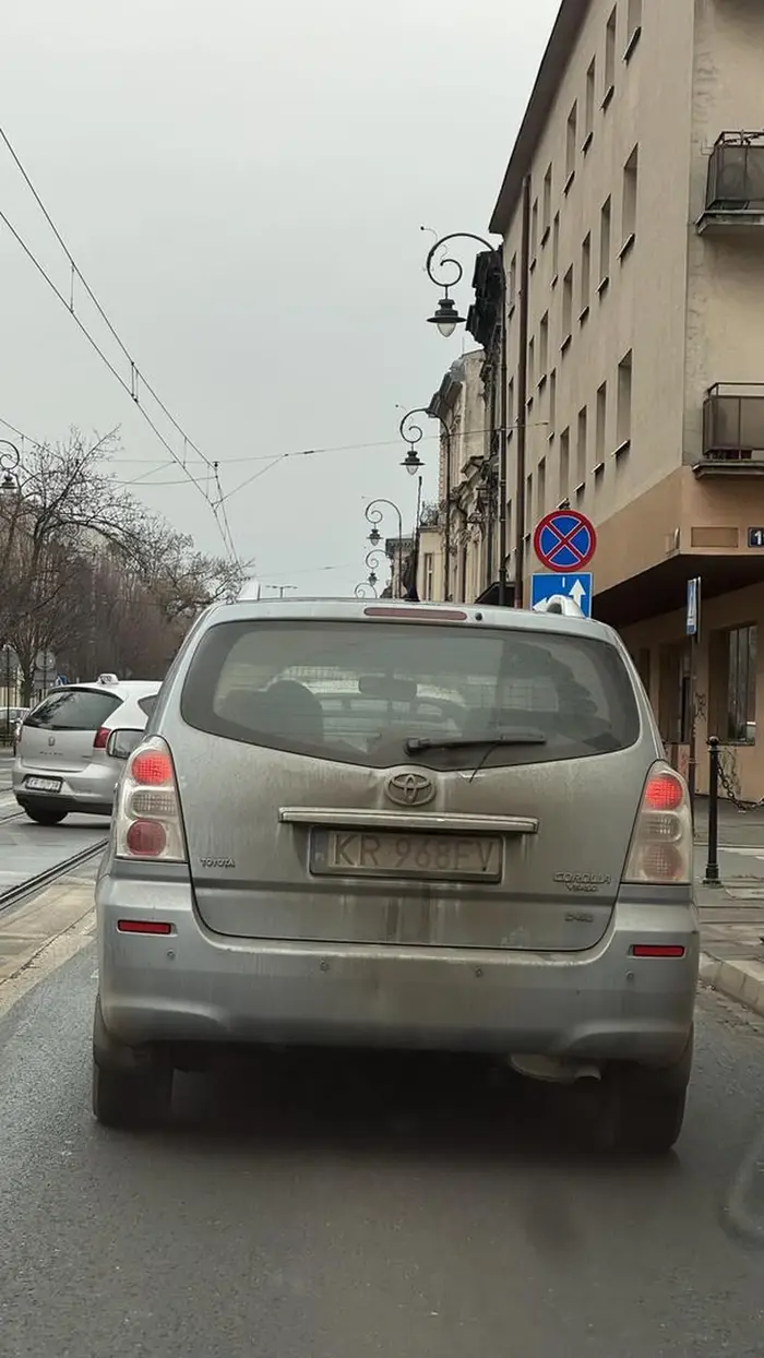 Wyprzedza na kalwaryjskiej na psach samochód, który zatrzymał się żeby przepuścić pieszych.