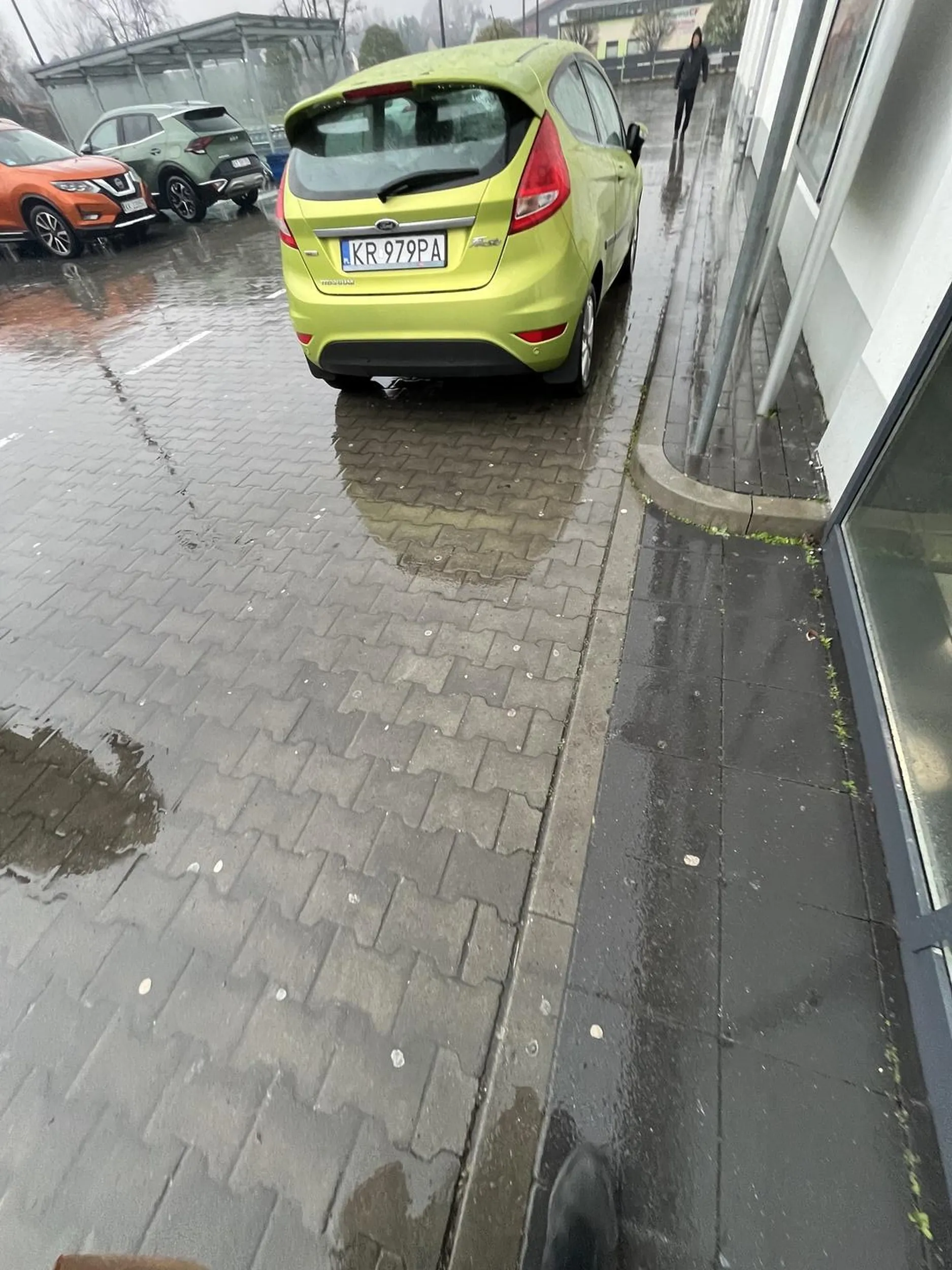Nie posdrawiam pani ci ma problem przejsc 20m z parkingu do sklepu bo jej pipcia zmoknie zamast tegi wpierdala sie na zakaz i idzie zadowolona
