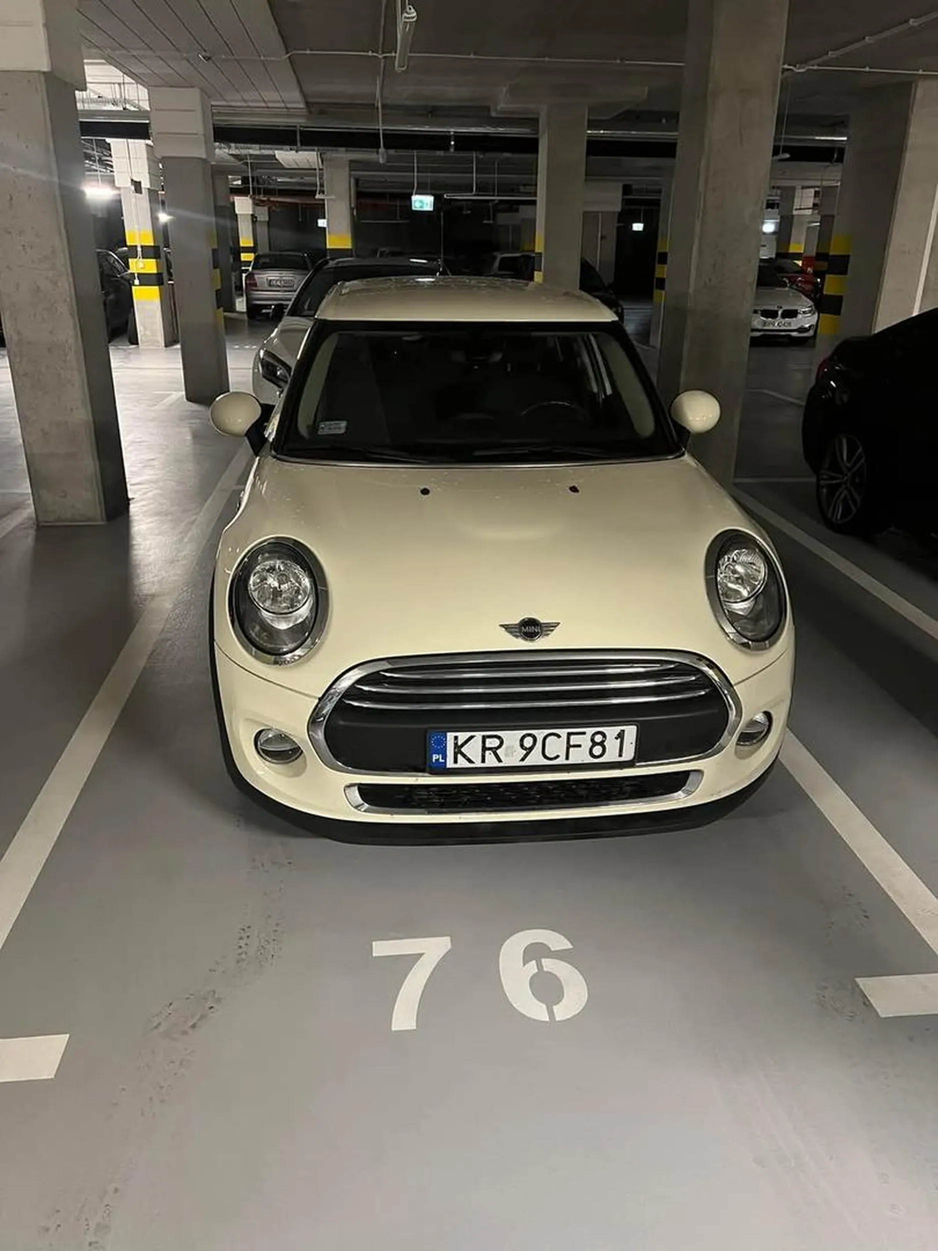 Od ponad tygodnia zajmuje nie swoje miejsce. Wynajmnij sobie własne złodzieju! :) Jak nie dowidzisz numeracji miejsc to moze lepiej nie jezdzić samochodem? ;)