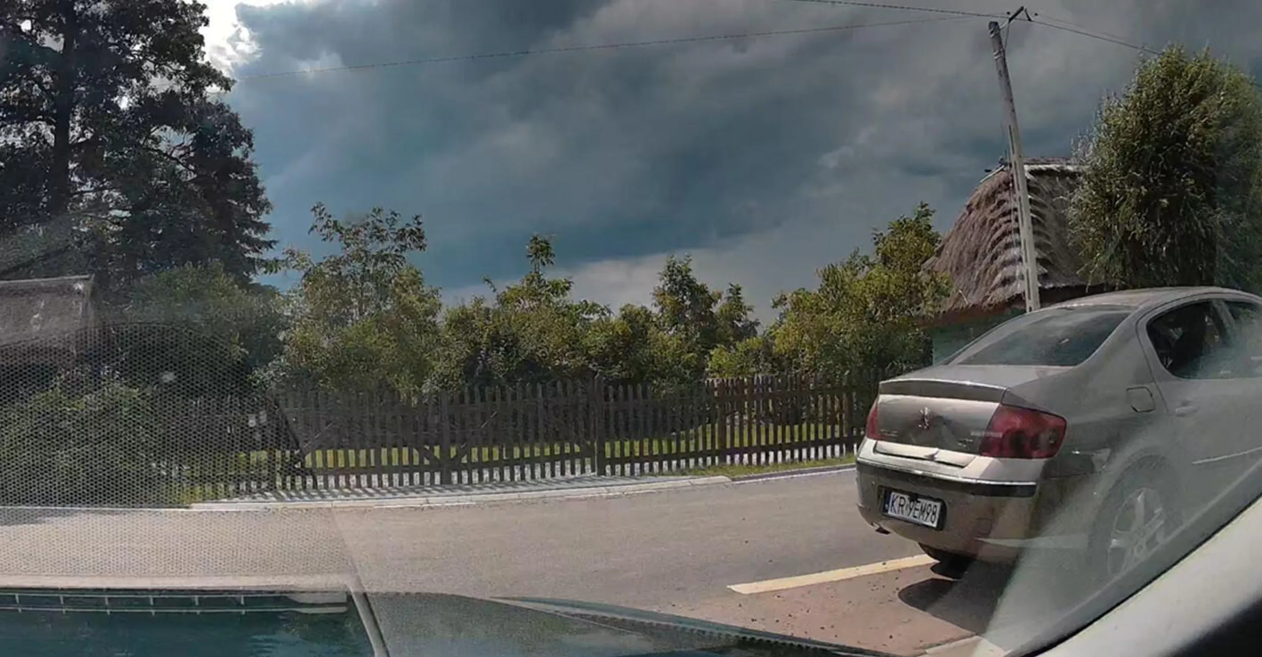 porzuca auto na środku ulicy, mając darmowy parking 10m dalej