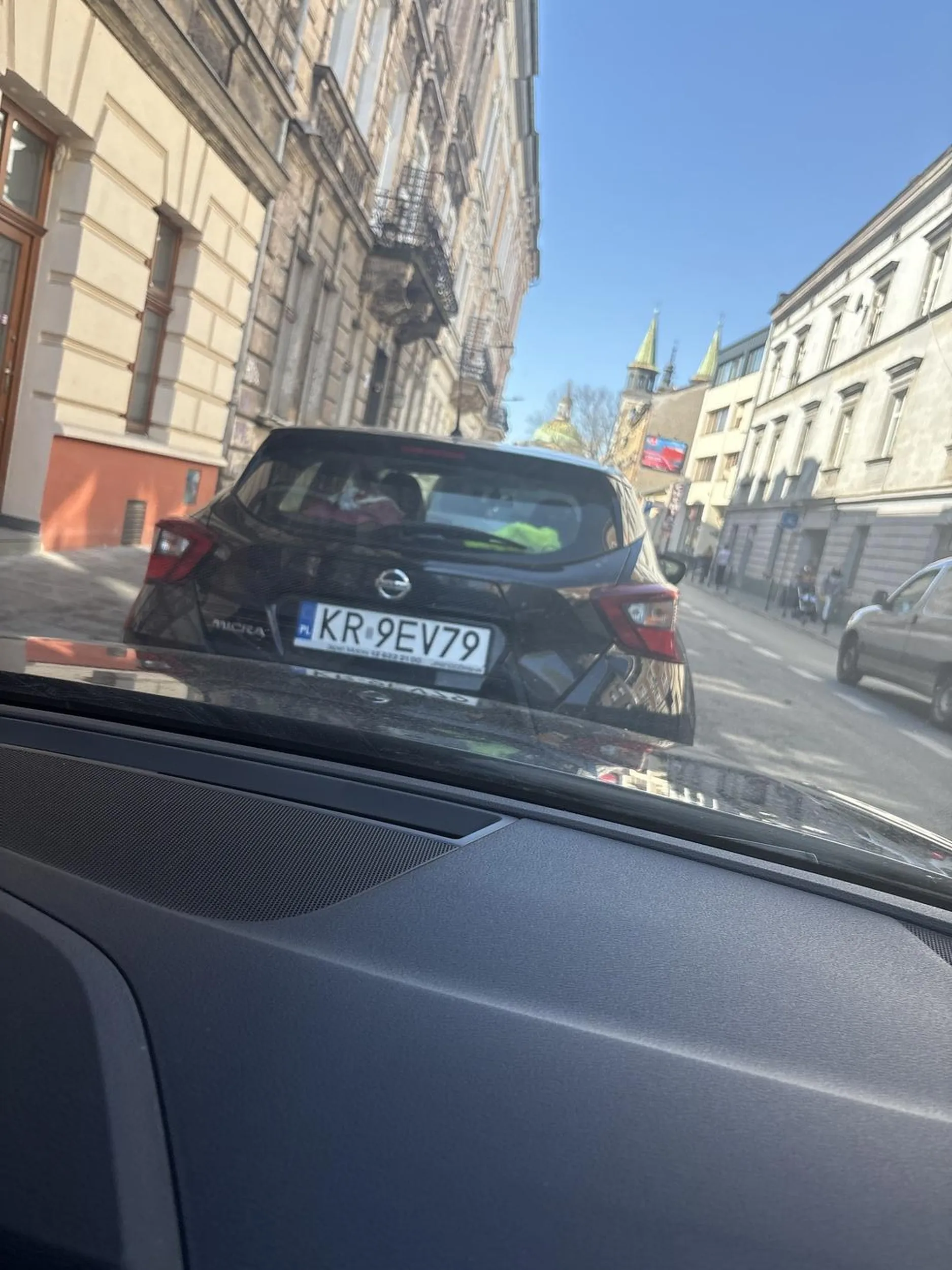 Pani w samochodzie nie potrafi parkować, jest wulgarna w stosunku do innych, podjeżdża pod samą maskę żeby przypadkiem samochód za nią nie miał możliwości wyjazdu. Nie polecam