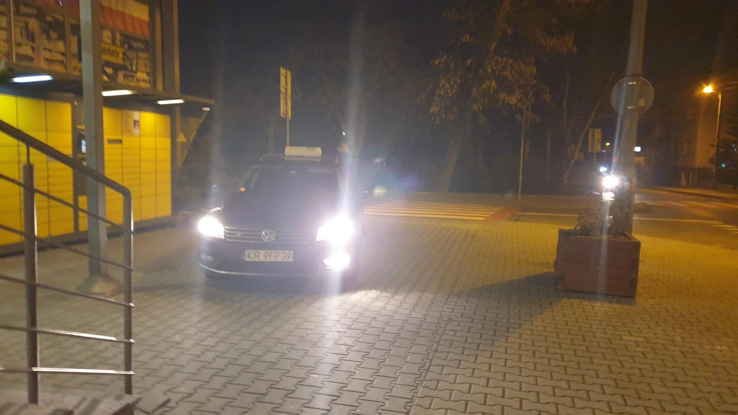 Parkuje jaśniepan pierdolona złotówa radośnie na przejściu dla pieszych, bo przecież pusty parking obok przerasta możliwości intelektualne taryfiarskiego ćwierćmózga