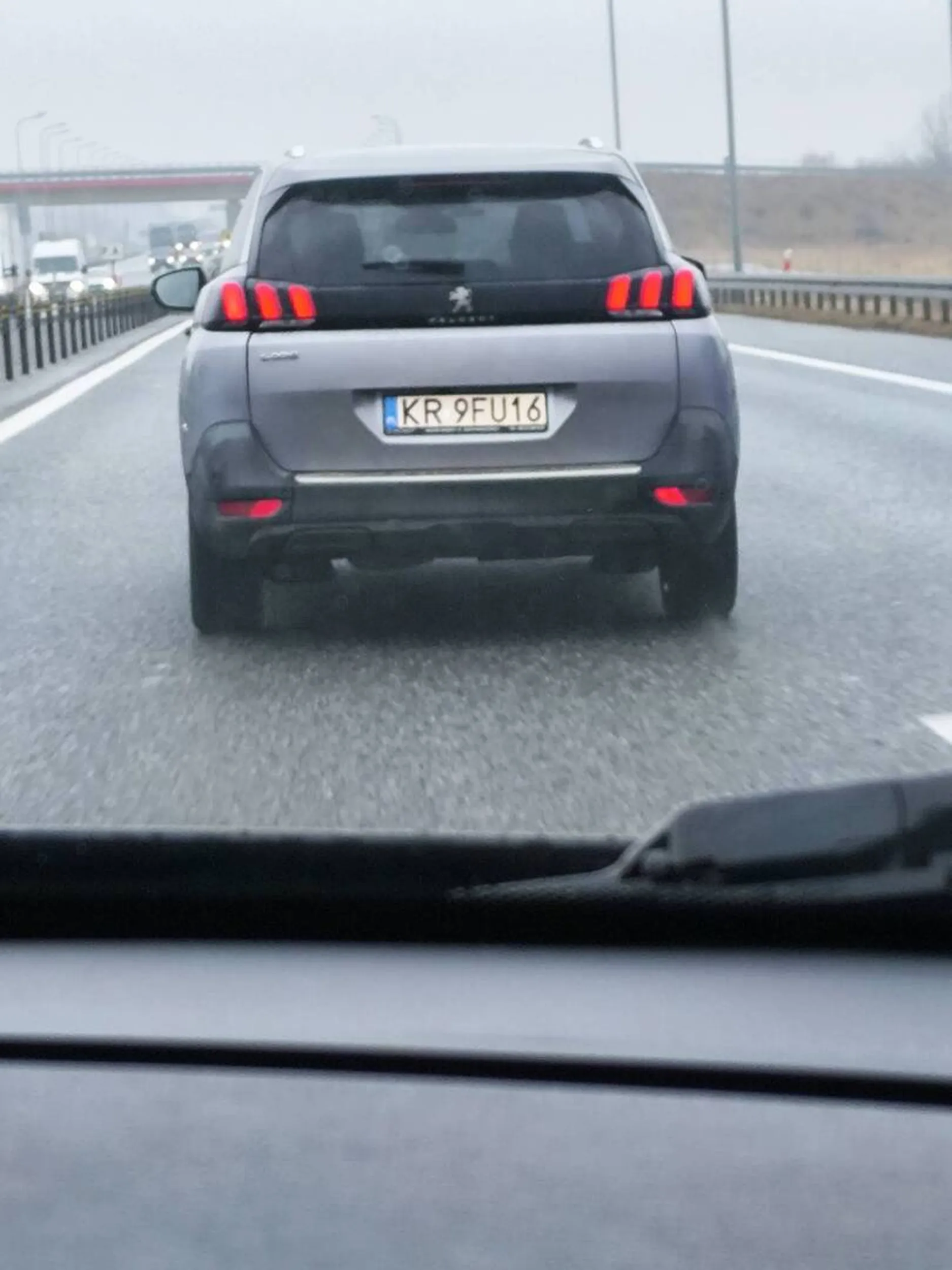 Król lewego pasa na autostradzie... Dziwny styl jazdy bez lusterek...
