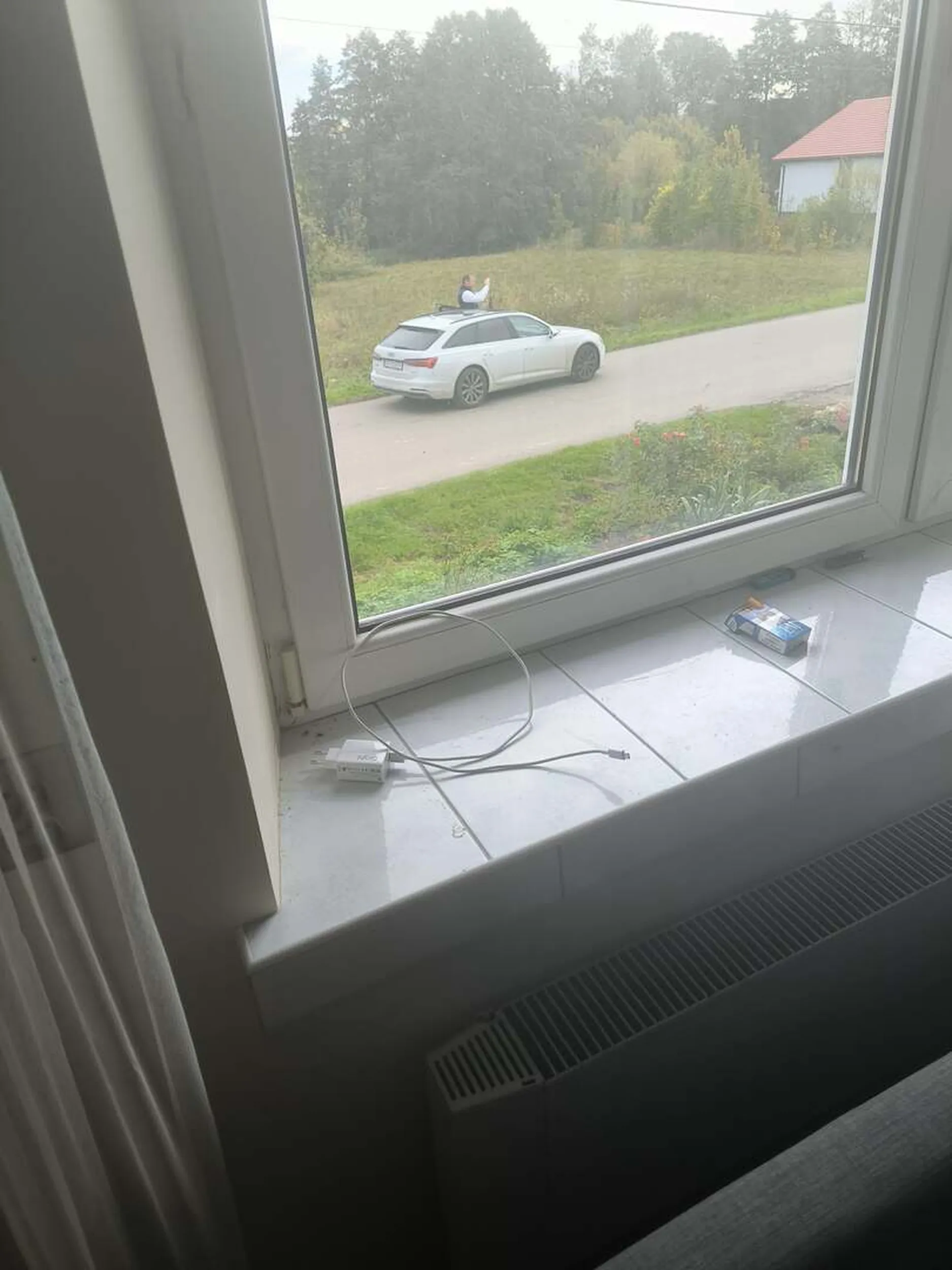 Kolo jezdzi u nas po wiosce i robil zdjecia mojemu domowi. Ktos go zna?