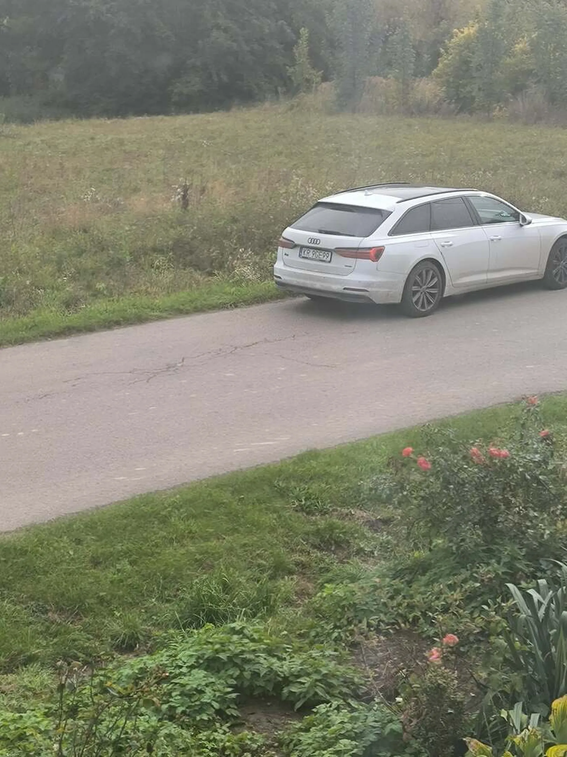 Kolo jezdzi u nas po wiosce i robil zdjecia mojemu domowi. Ktos go zna?