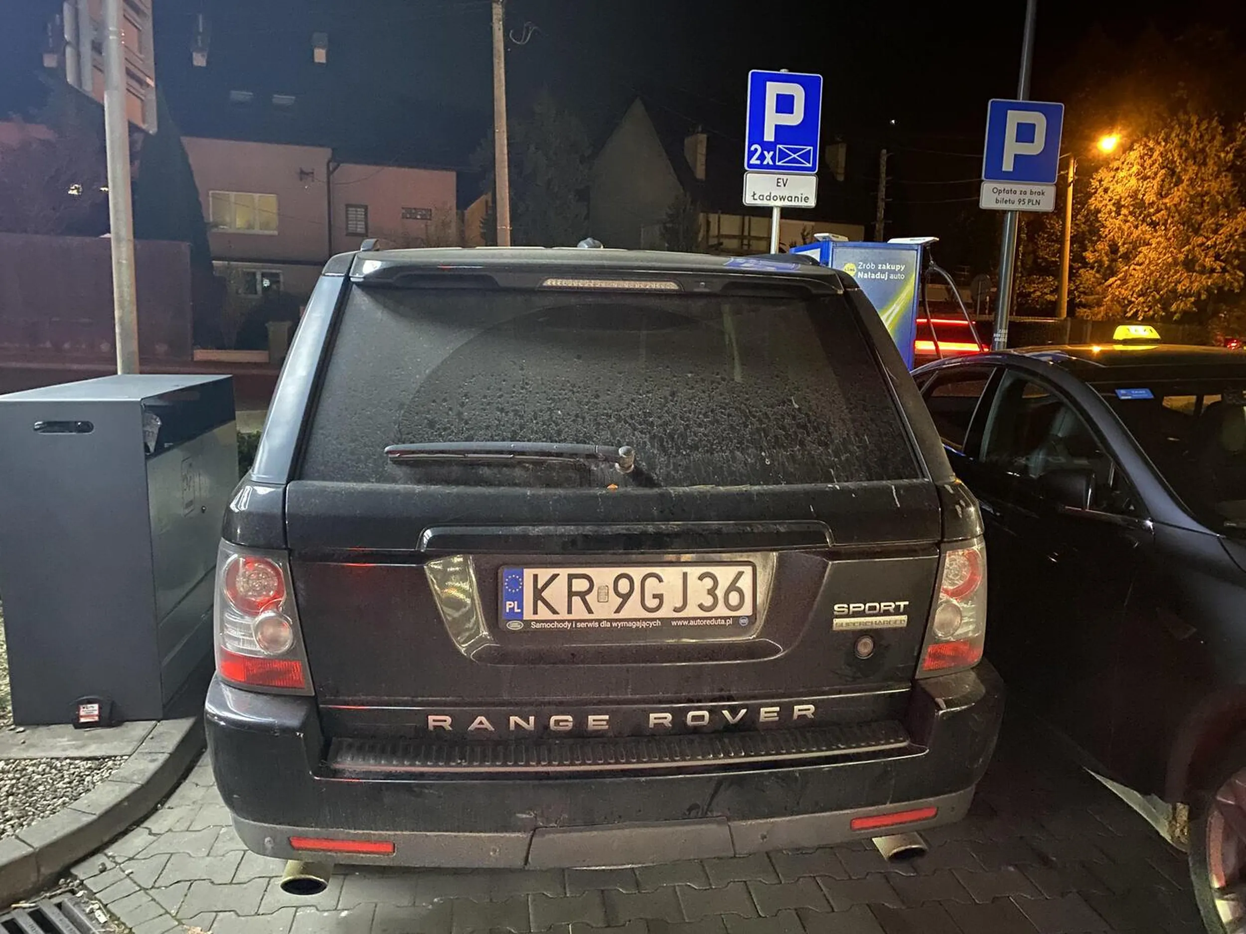 Gratulacje dla kierowcy, który zaparkował tu auto bez ładowania - rzadko spotyka się tak doskonały przykład ewolucyjnego postoju w miejscu rozwoju intelektualnego.