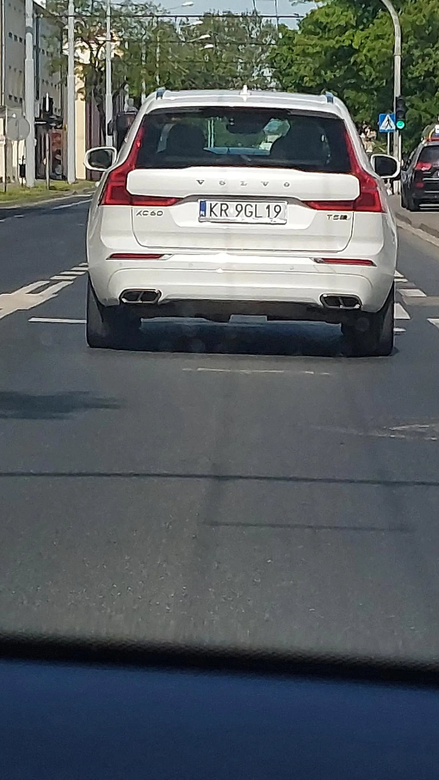 Bez kierunkowskazów postanawia zmienić pas ruchu, tym samym prawie wjeżdżając w mój samochód. Na klakson reaguje agresją, wyskakuje z samochodu i grozi pobiciem.