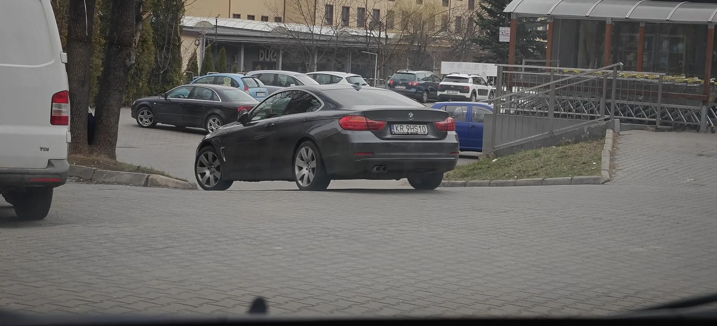 Serio nie widzisz problemu w zostawianiu auta na wąskim przejeździe na parkingu?