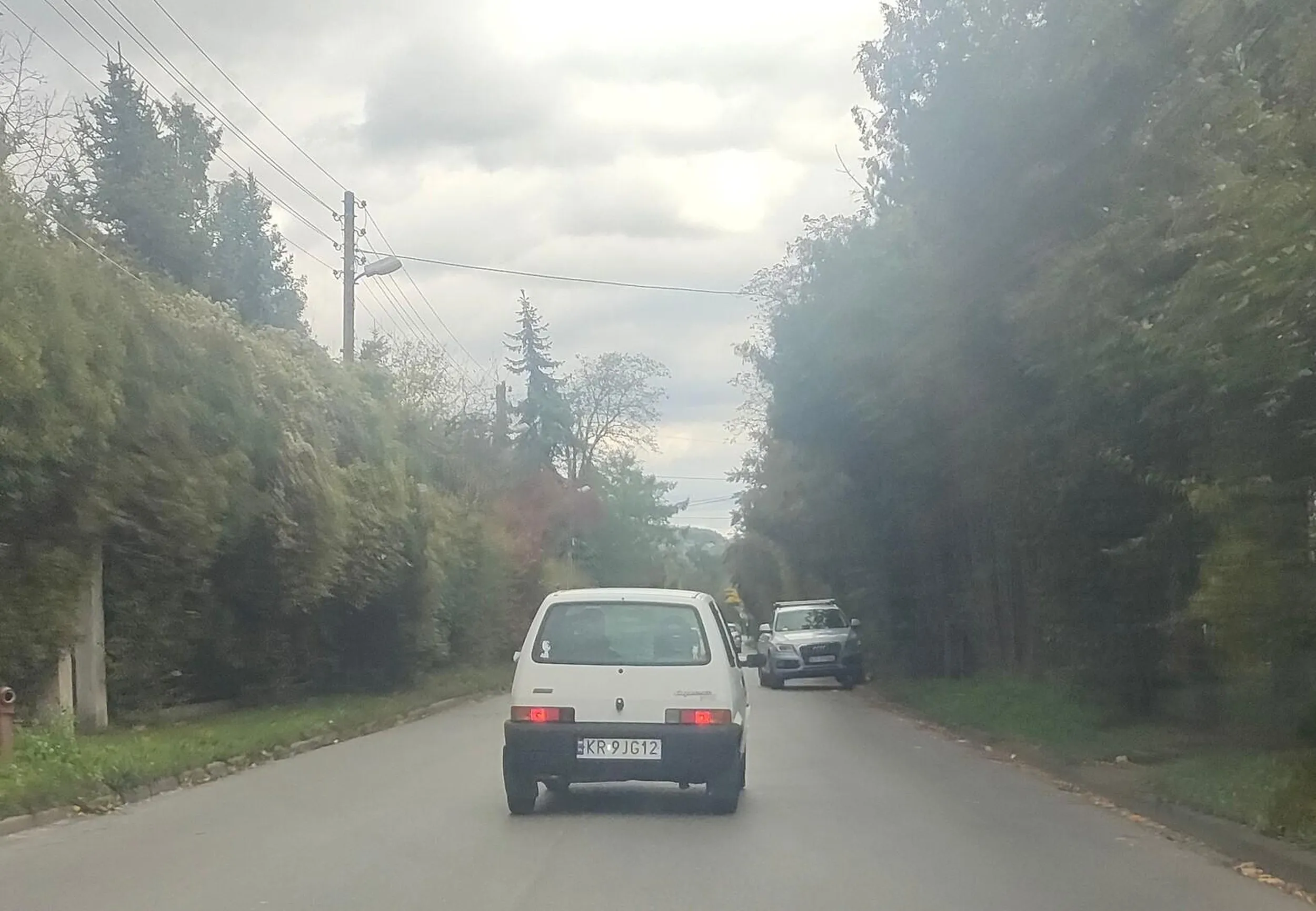 Wyprzedza na przejściu dla pieszych za to jest 15 punktów mam nadzieję, że stracisz prawko za takie numery. Przynajmniej tego przehypowanego syfu jakim jest cienias będzie mniej na drogach.