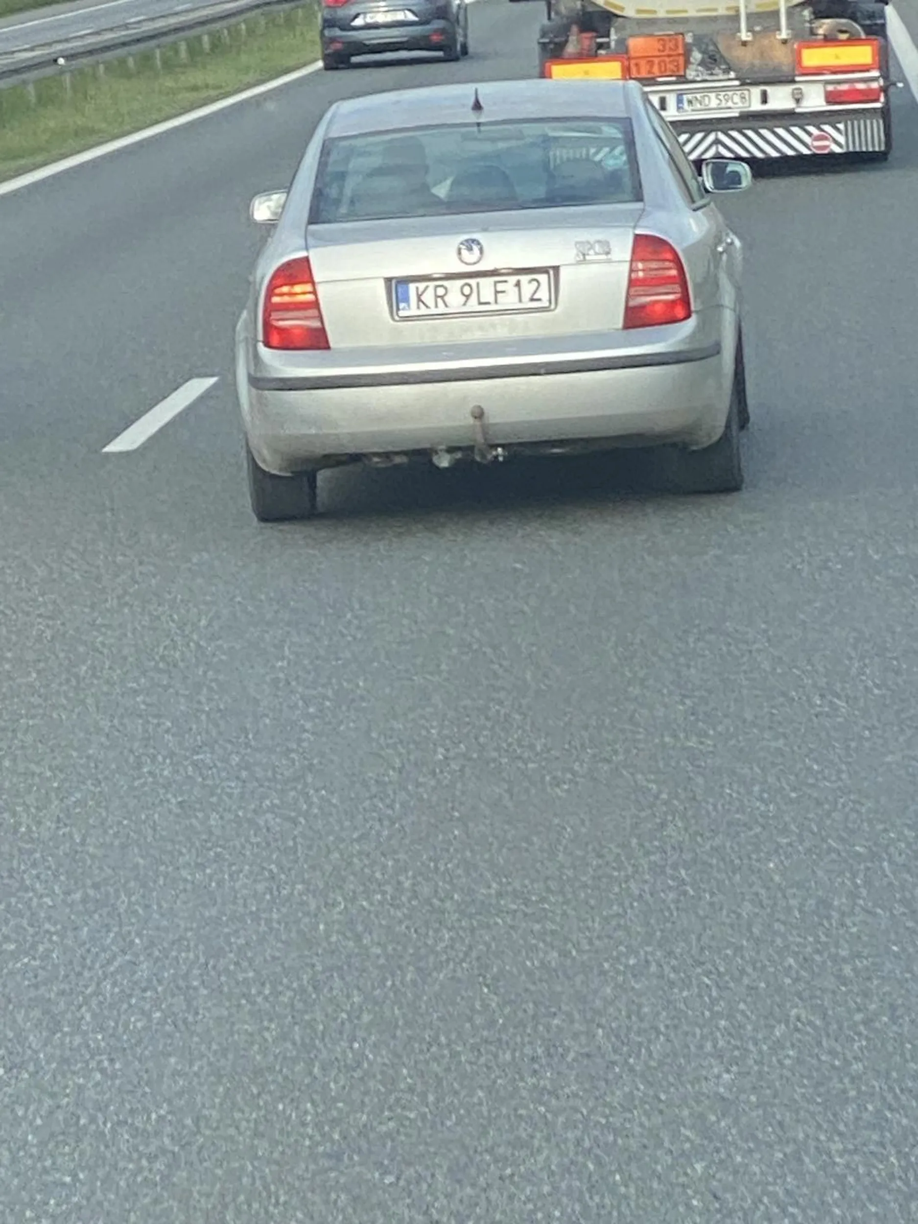 Nie wyprzedza się prawym pasem! Jak chcesz zjechać to dobrze popatrz w lusterko i POMYŚL czy swoim manewrem nie zmusisz innego kierowcy do gwałtownego zahamowania czy innej czynności.