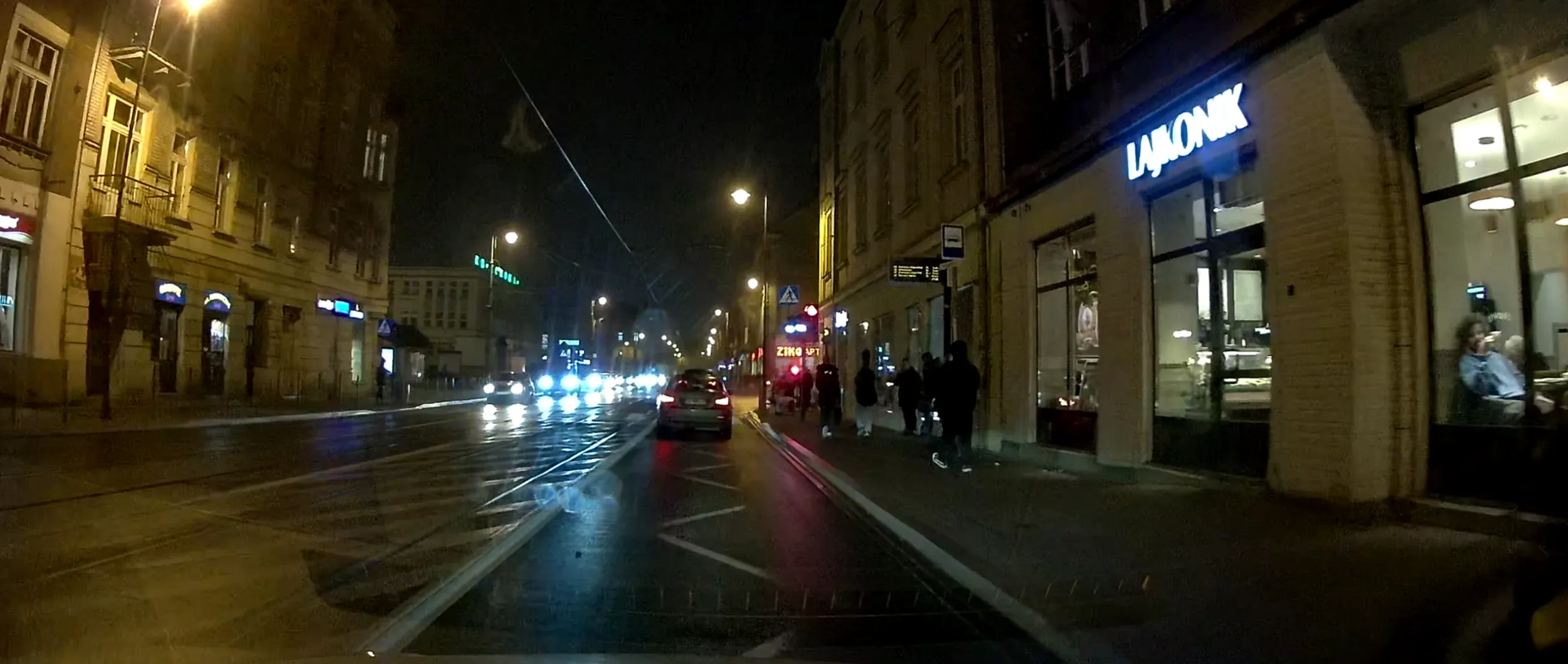 Najpierw zamula na drodzem a następnie na czerwonym świetle cyk przez skrzyżowanie