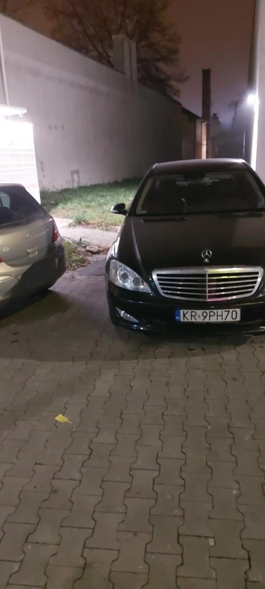 Parkuje na chodniku i zastawia tym samym samochód zaparkowany prawidłowo, po zwróceniu uwagi stwierdził że nie ma miejsc a parking był w połowie pusty