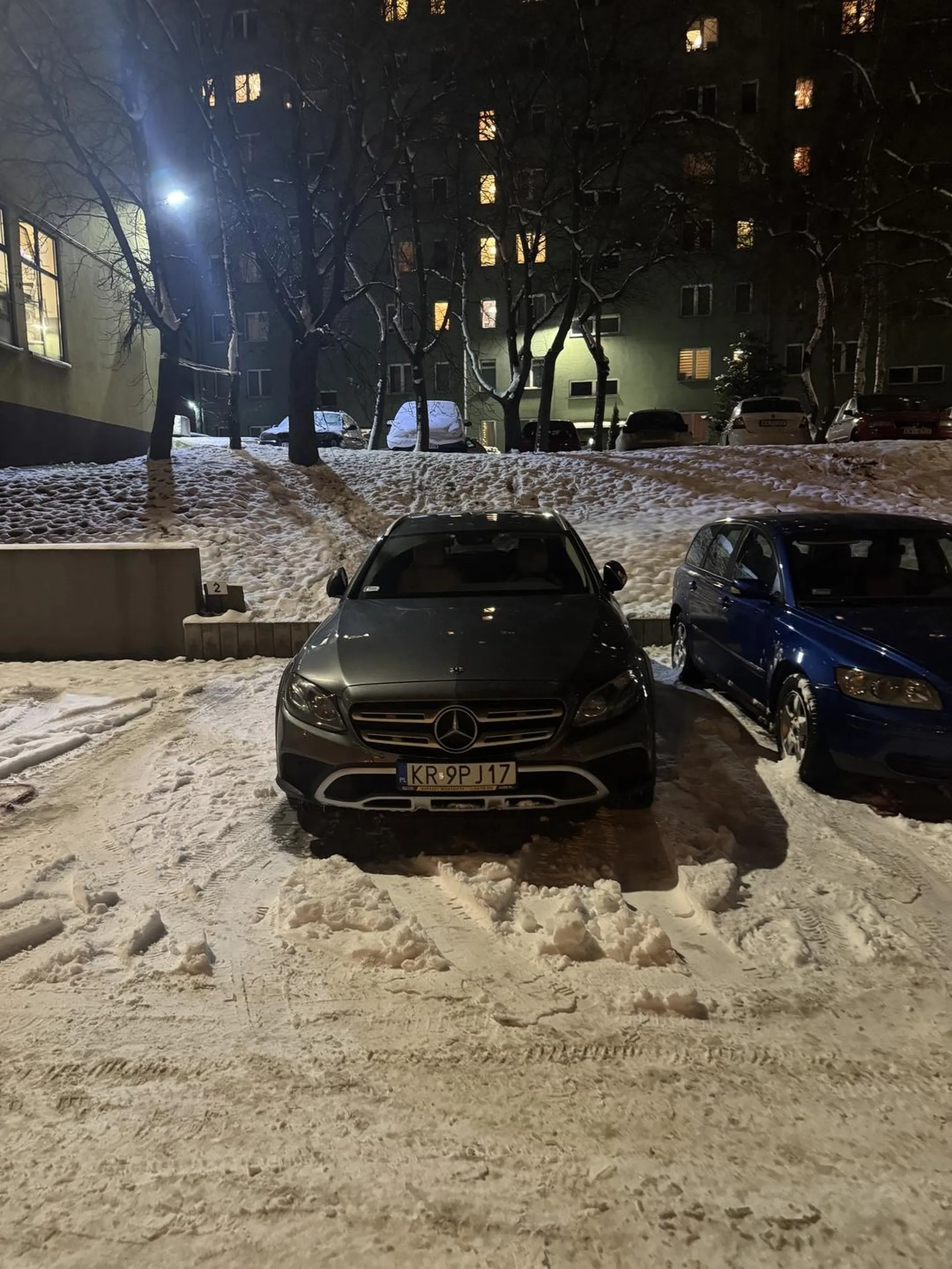 Pan sobie parkuje za znakami zakazu ruchu na prywatnych miejscach bo oni straży miejskiej ani policji się nie chce przyjechać wlepić mandatu