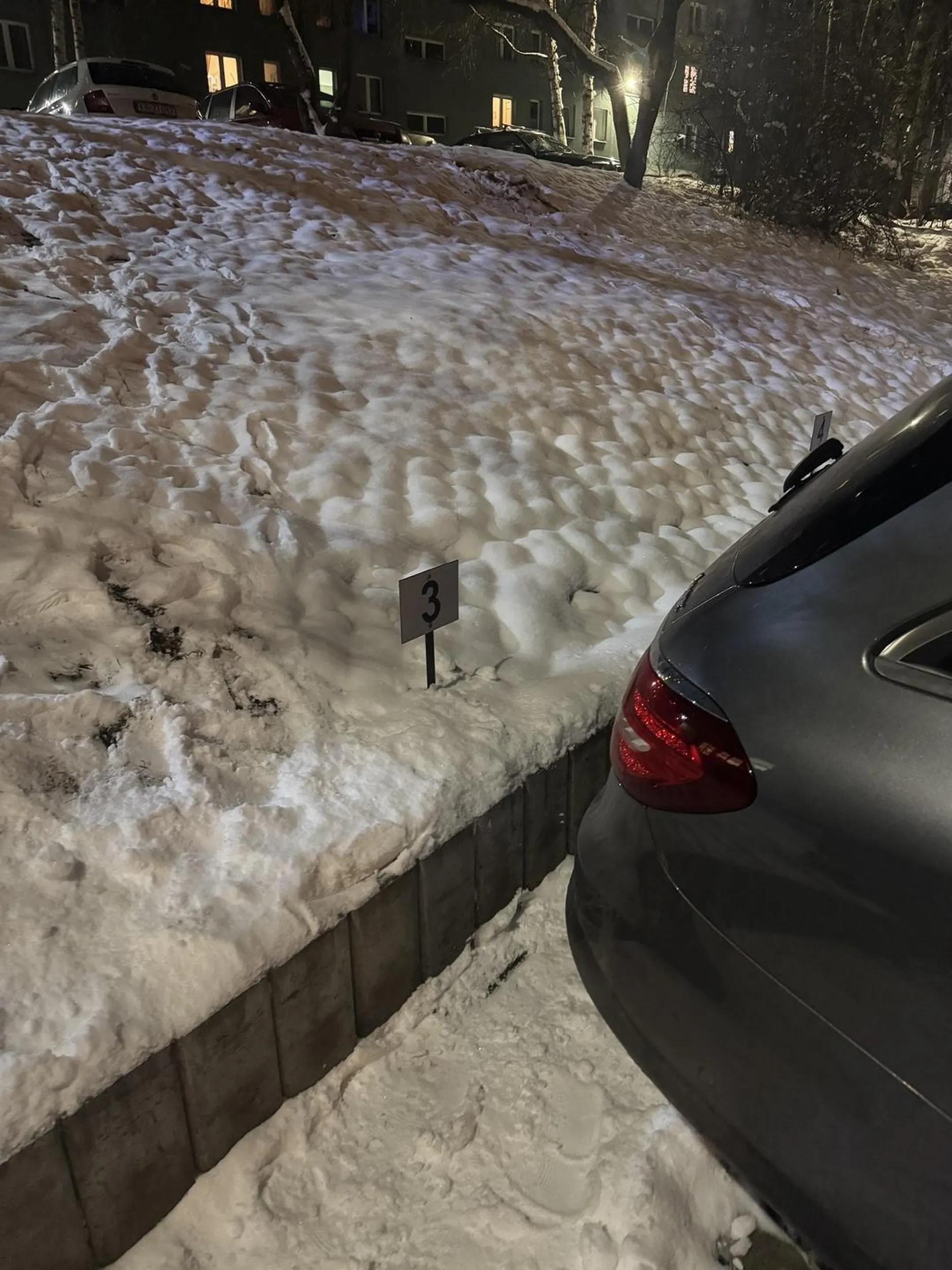 Pan sobie parkuje za znakami zakazu ruchu na prywatnych miejscach bo oni straży miejskiej ani policji się nie chce przyjechać wlepić mandatu