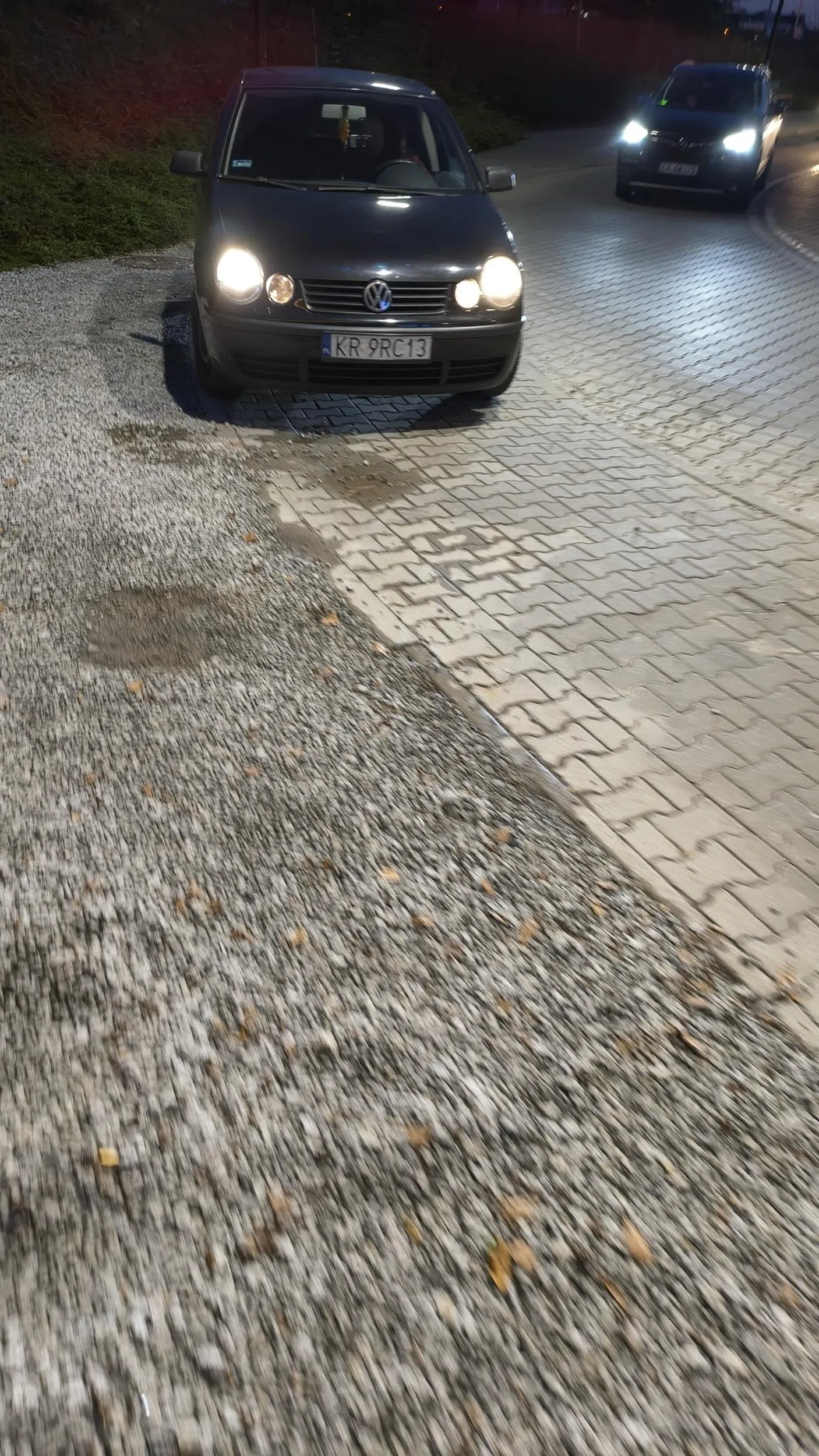 Parkuje na całej szerokości chodnika przy galerii. A w środku pewnie pełno miejsc.