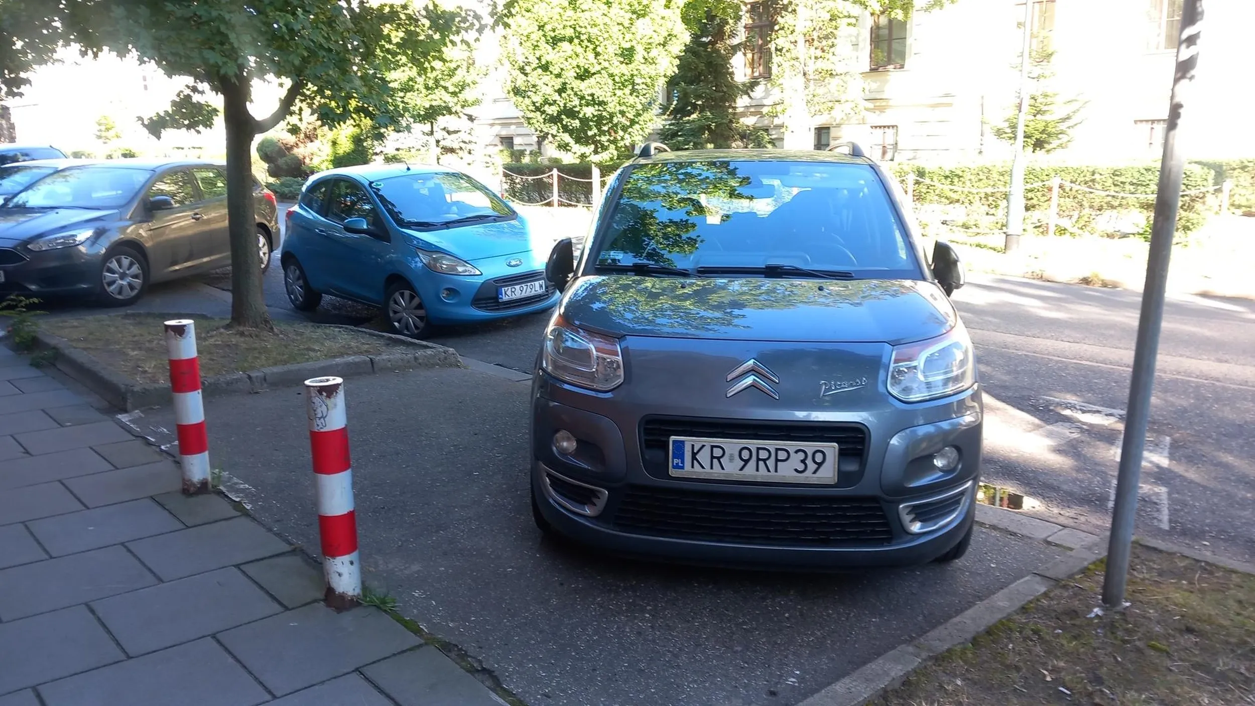 Są dwa miejsca ? Jakie dwa? Sam zaparkuje. A co!