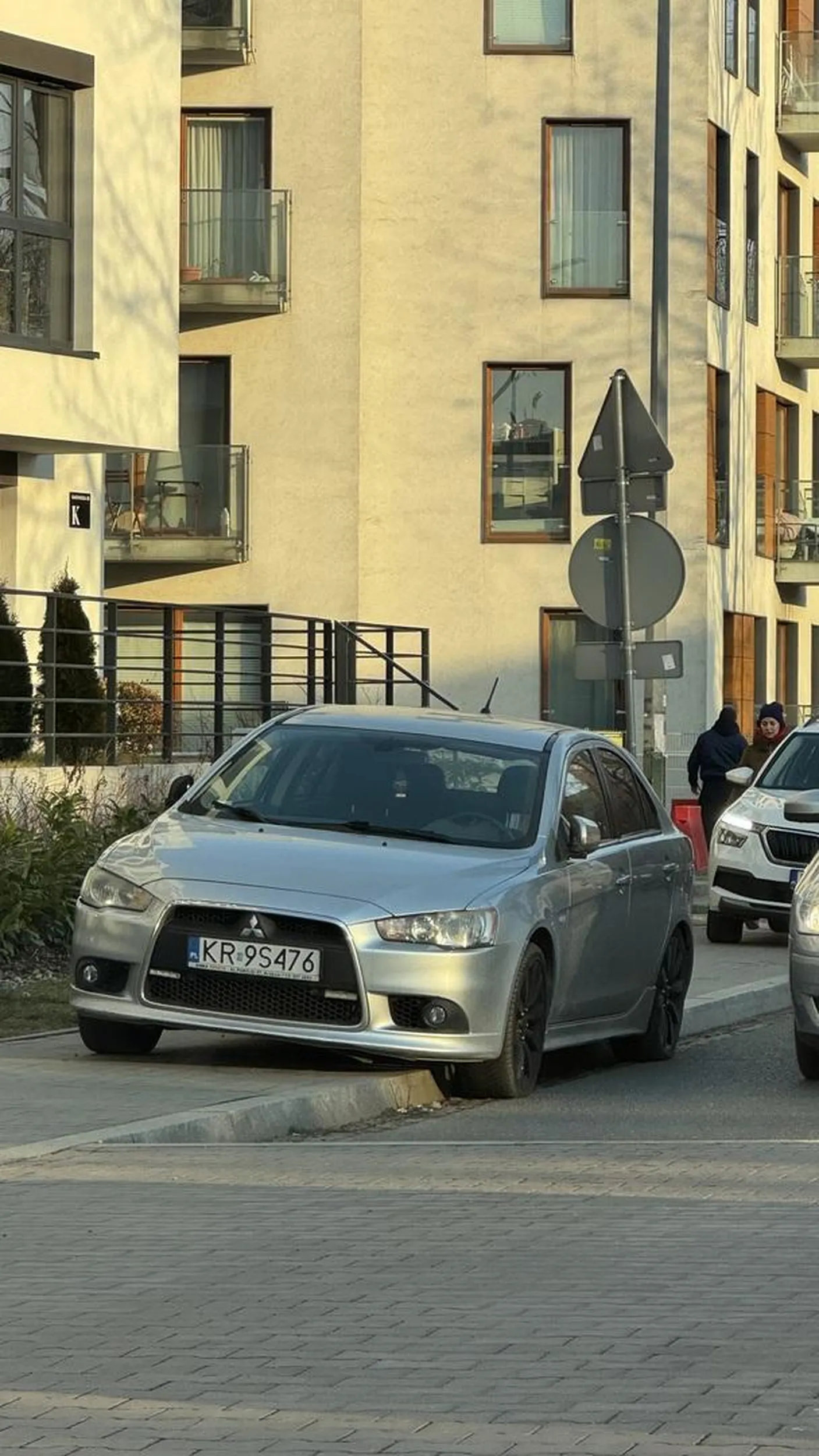 Śmierdzący frędzel zaparkował na chodniku.