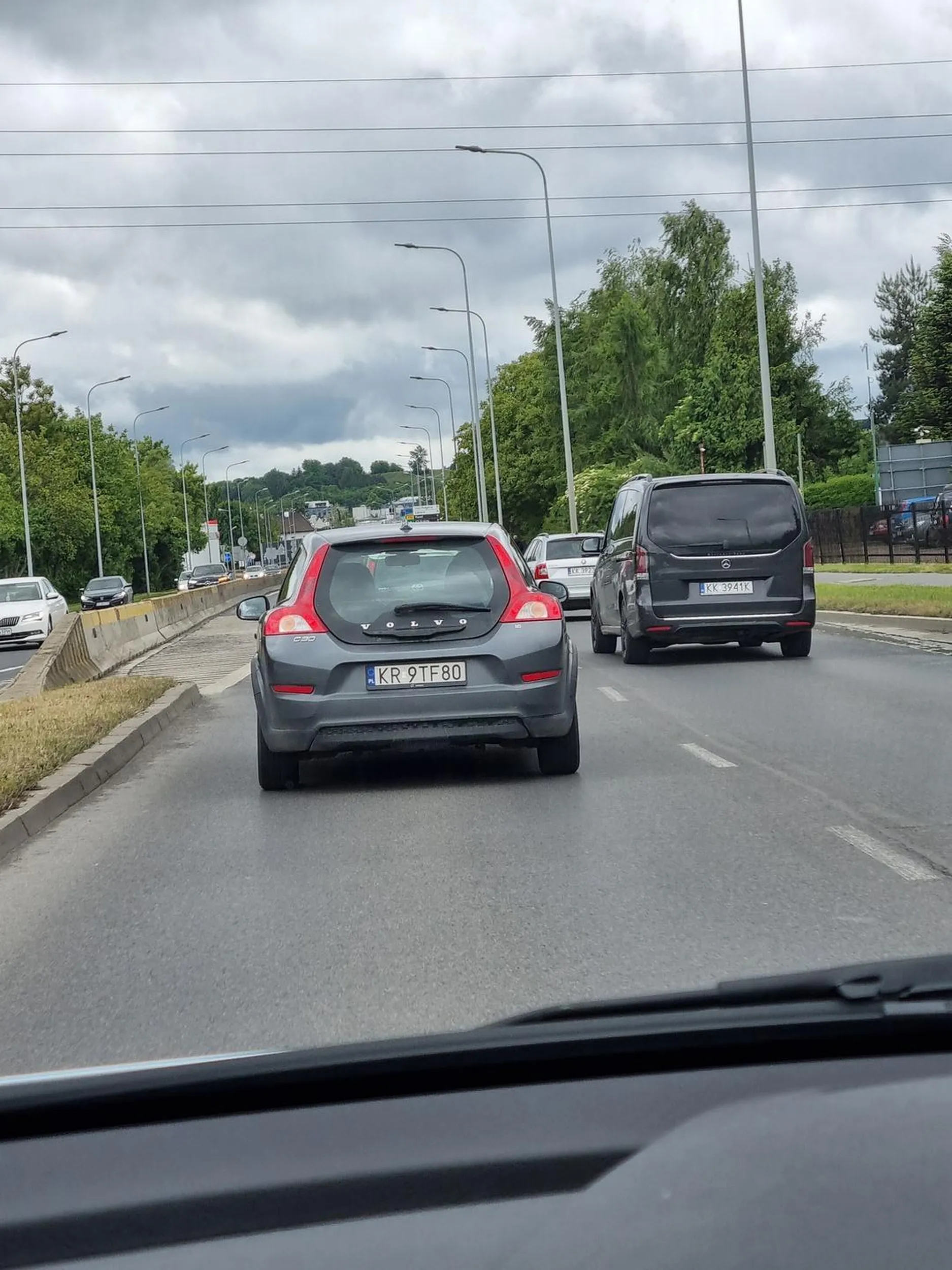 Gościu zastanów się czasem czy wymuszanie pierwszeństwa i później wleczenie lewym pasem jest zasadne ...