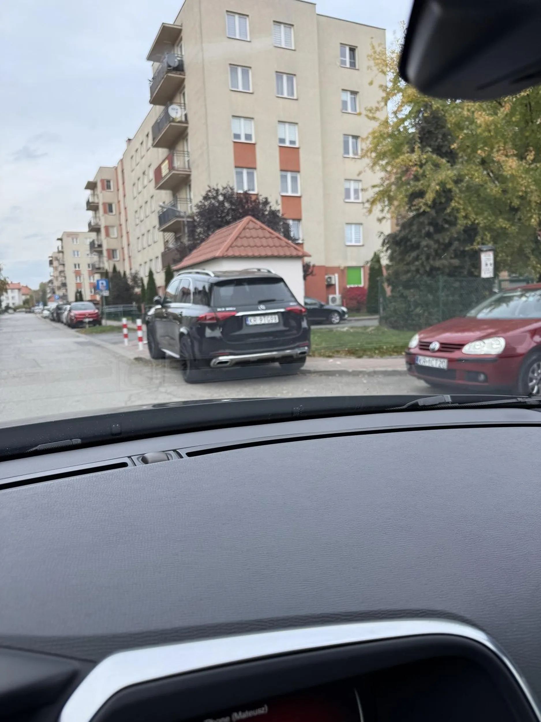 Parkuje jak burak na chodniku.