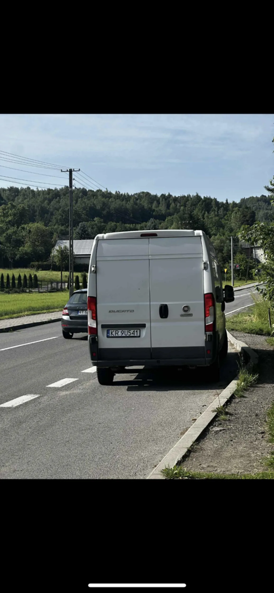 Zagaduje do dzieci na przystanku  i pokazuje genitalia