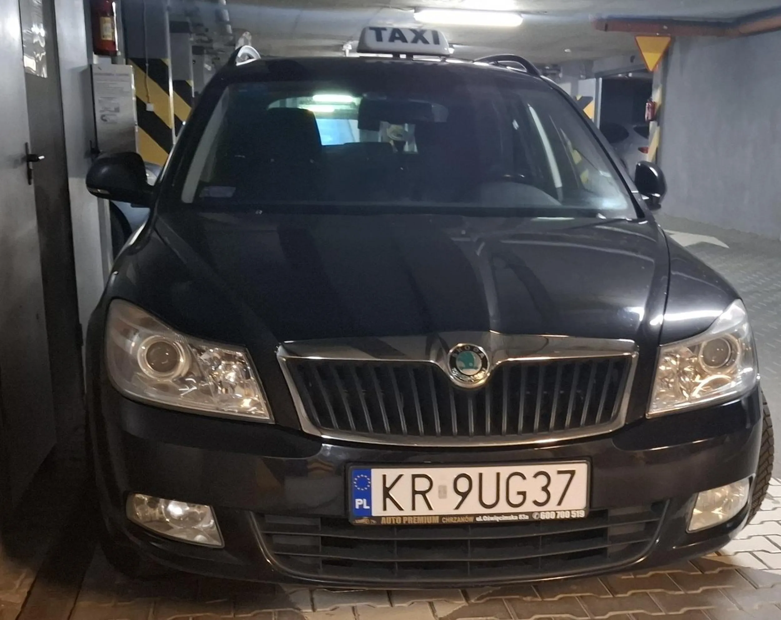 Parkowanie na krzywy ryj. Typowy taryfiarz.