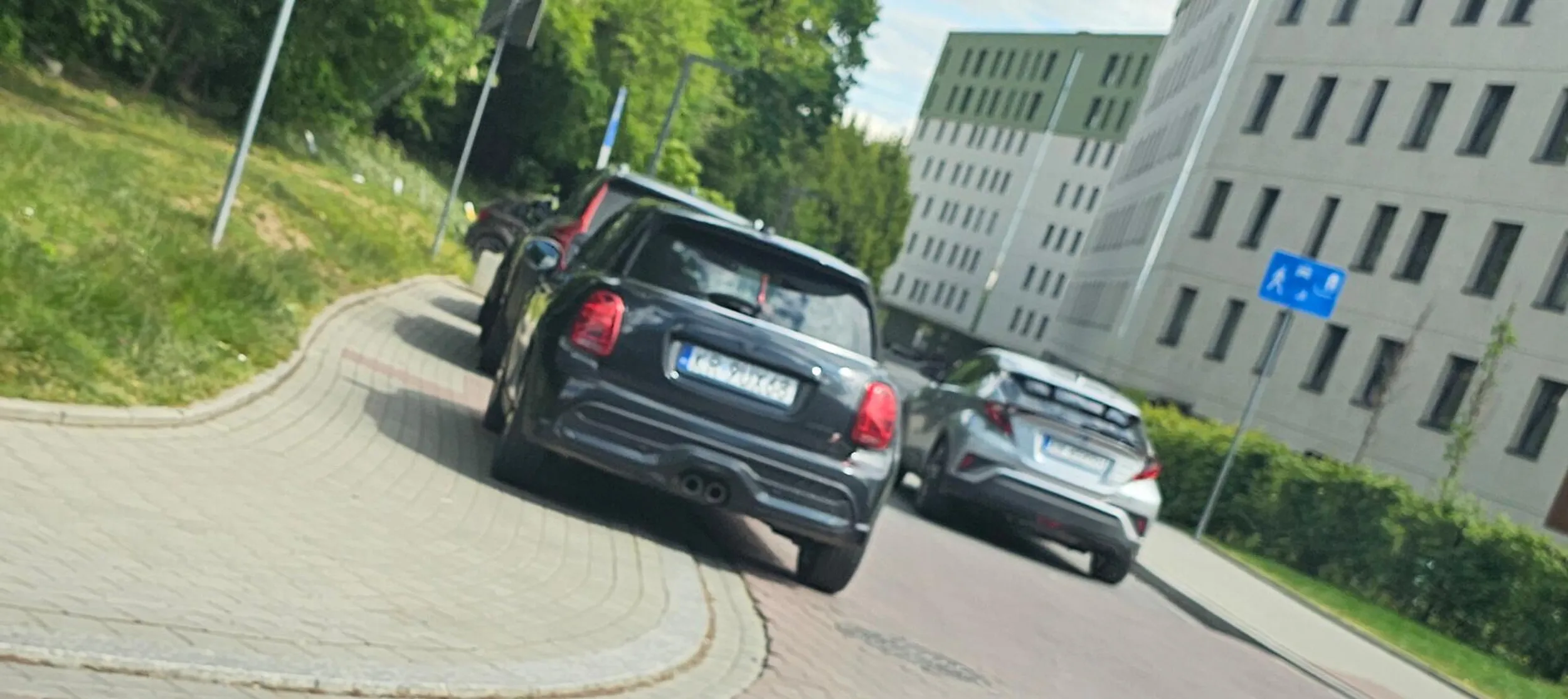 gamoń parkuje na chodniku, przy samym skrzyżowaniu