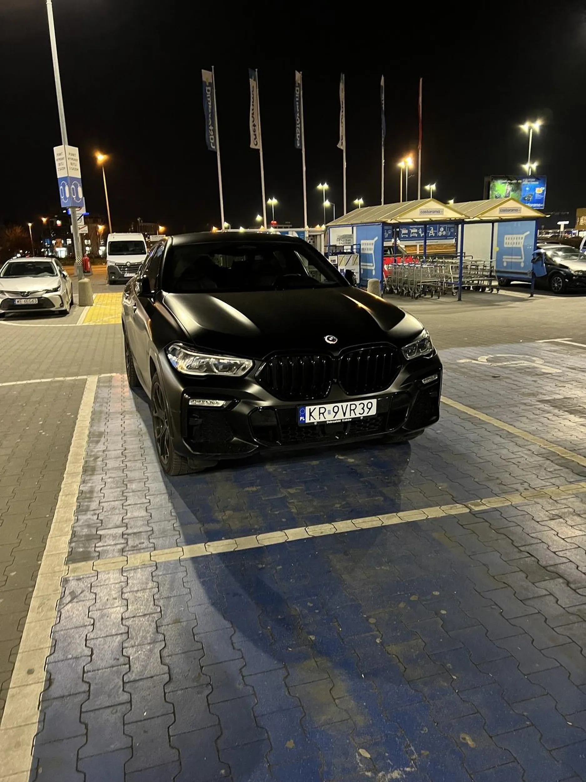 Zaparkowany pod castorama na miejscu dla niepełnosprawnych, oczywiście bez oznaczeń, wysiada młoda sprawna dziewczyna, współczuję niepełnosprawności