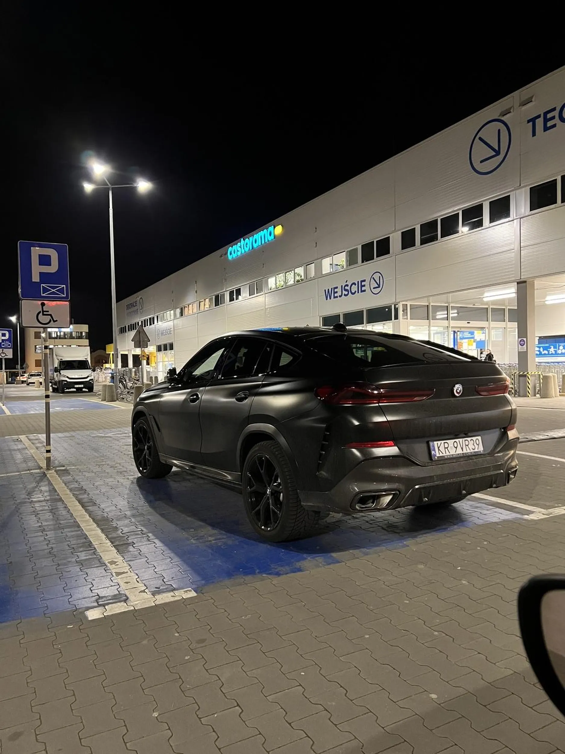 Zaparkowany pod castorama na miejscu dla niepełnosprawnych, oczywiście bez oznaczeń, wysiada młoda sprawna dziewczyna, współczuję niepełnosprawności