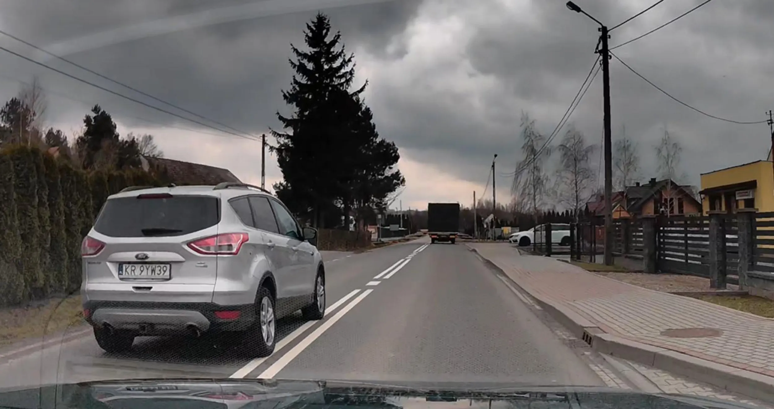 jeździ jak agresywny głąb, wyprzedza na ciągłej