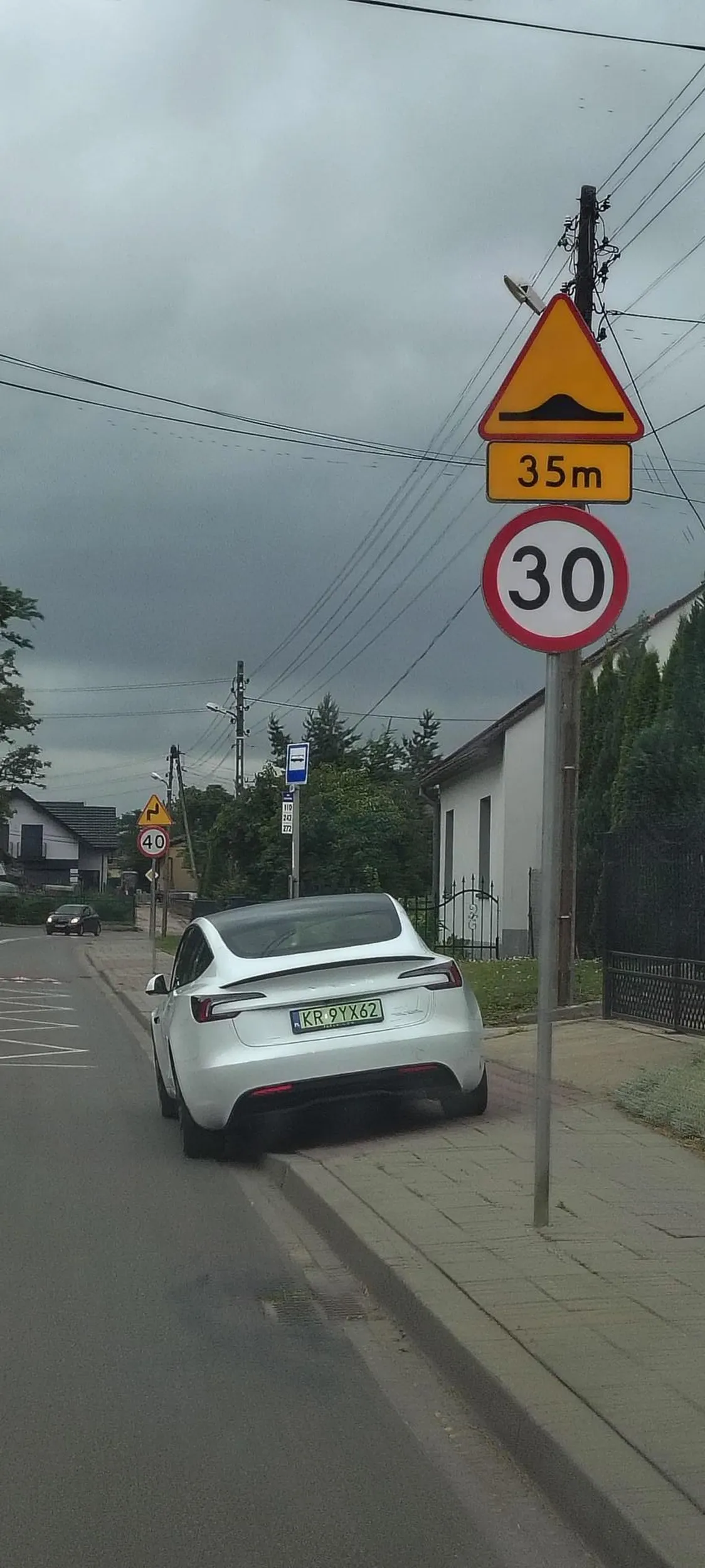 Ekozjeb, rozładowała mu się bateria więc stanął na chodniku ;))