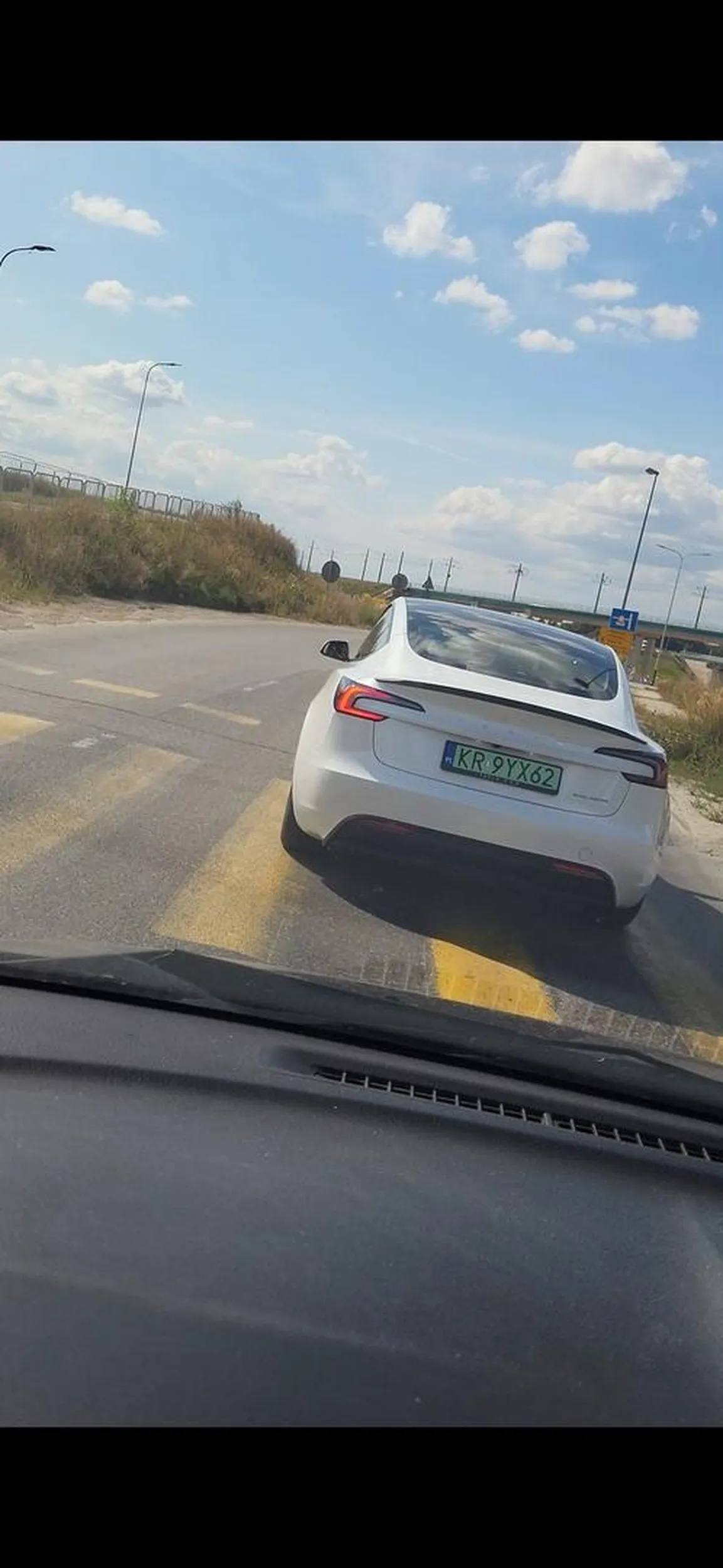 Gość powinien udać się do specialisty na terapie ponieważ ewidentnie ma problemy. Blokuje 2 pasy ruchu. Po zwroceniu uwagi wyzywa ludzi od biedaków i grozi że zniszczy ich finansowo po czym stwarza zagrożenie na drodze wyprzedzając na robotach drogowych przez podwójną ciągłą i przez kolejne minuty w korku wyzywa chłopaka z auta przed nim który zwrócił mu uwagę. Prowokował do bójki bo nagrywa dźwięk i obraz z tego pseudo eko szrota w lizing. Kiedyś zrobi komuś krzywdę. Nie pozdrawiam