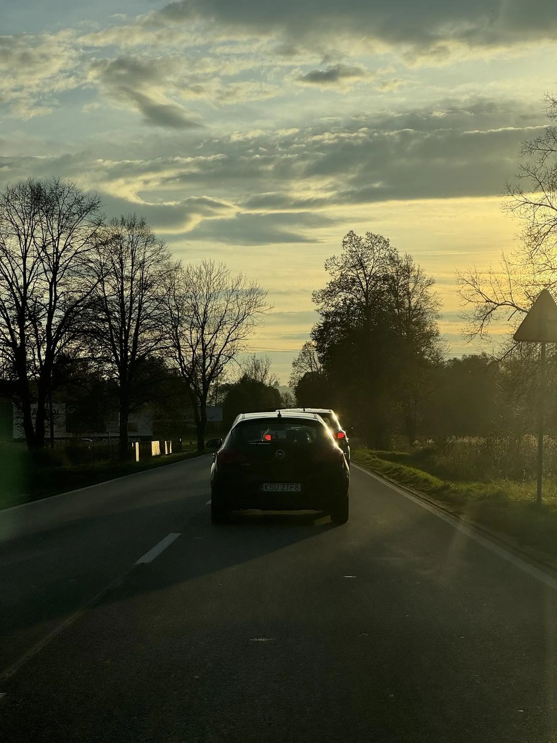 Kierowca straszny nerwus. Gestykuluje, przeklina pod nosem, jedzie jak typowy Janusz. Gdy był korek na drodze od Zakopianki w kierunku Wadowic, pluł się o to, że ktoś wjeżdża do rzędu samochodów stojącego w korku z drogi podporządkowanej. Oczywiście nie przepuścił żadnego z samohodów, bo zamiast tego wołał bluzgać pod nosem. Ten człowiek musi mieć straszne kompleksy… Widać to po zachowaniu i wyrazie twarzy. Szczerze mu współczuję!