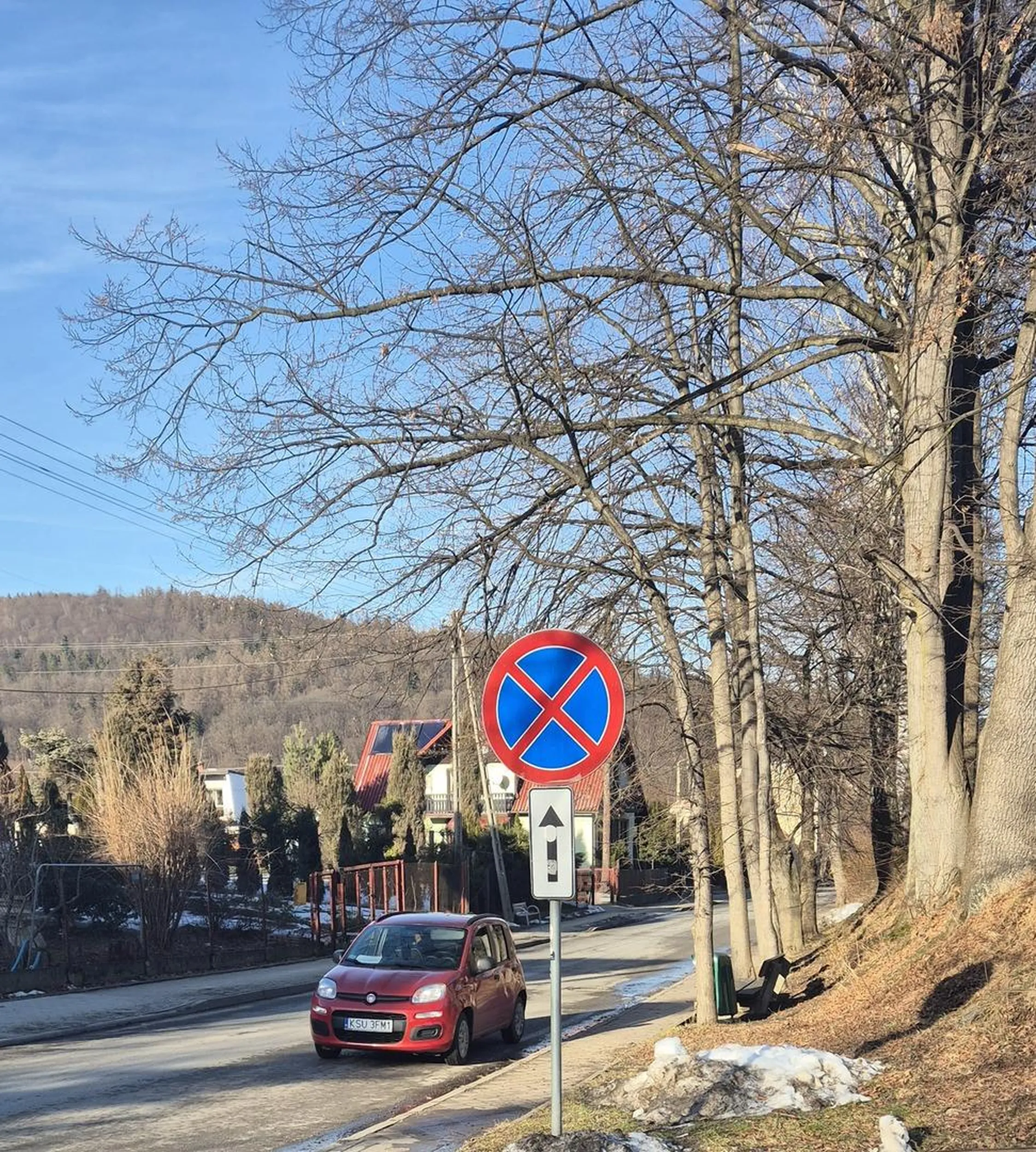 Dlaczego w polszy opłaca się łamać przepisy? Bo nic za to nie grozi. Tabliczka "zaopatrzenie" nie nadaje uprawnień do nieprzestrzegania przepisów droga pani.