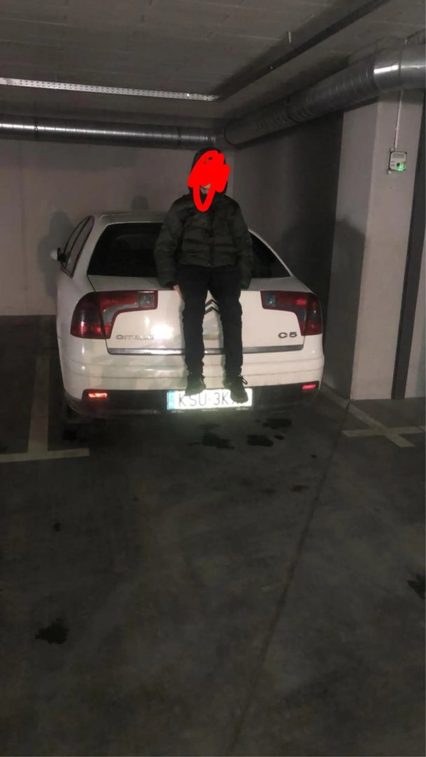 Niszczenie mienia i skakanie po aucie