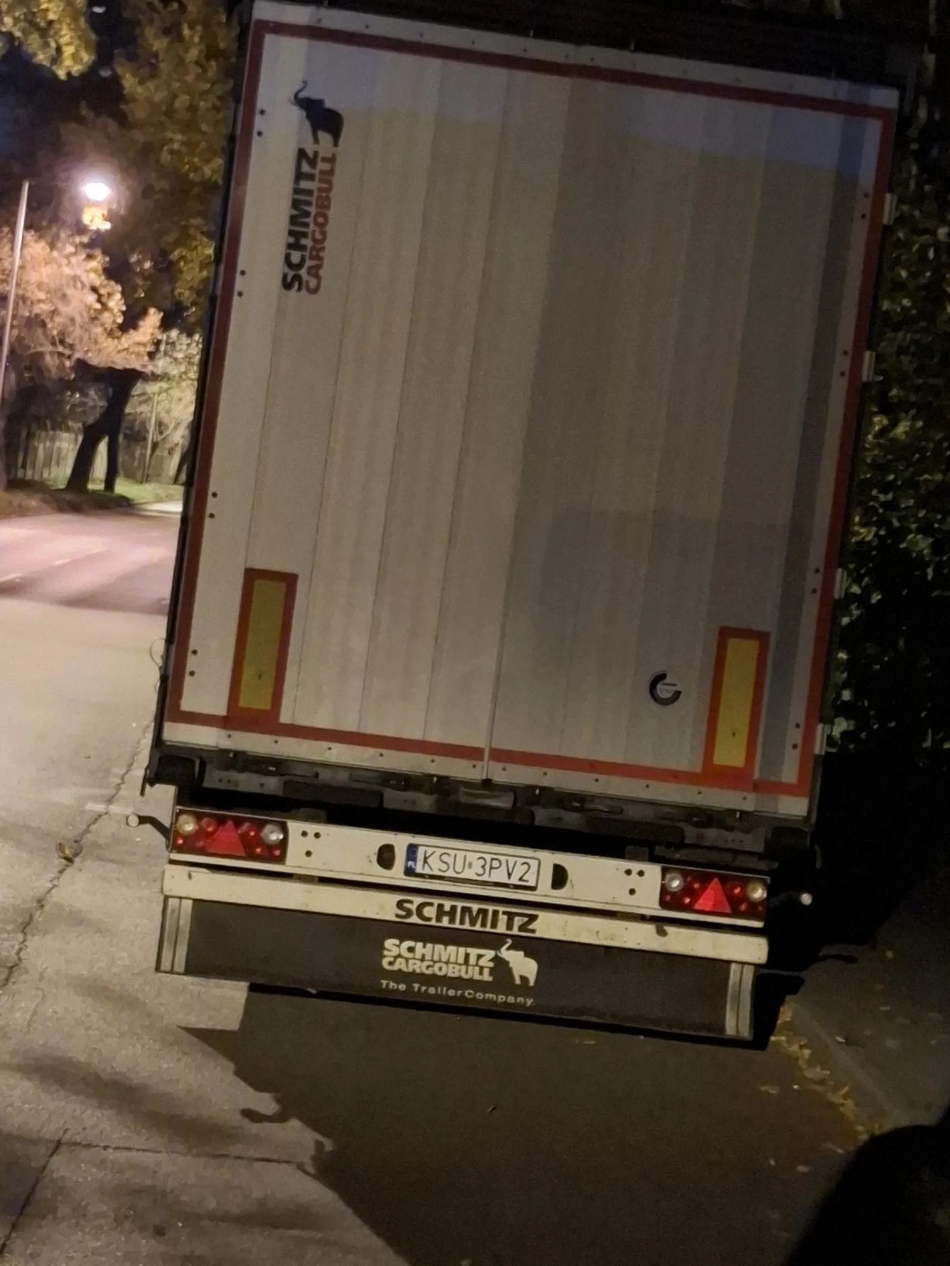 Chłop tirem blokuje przystanek