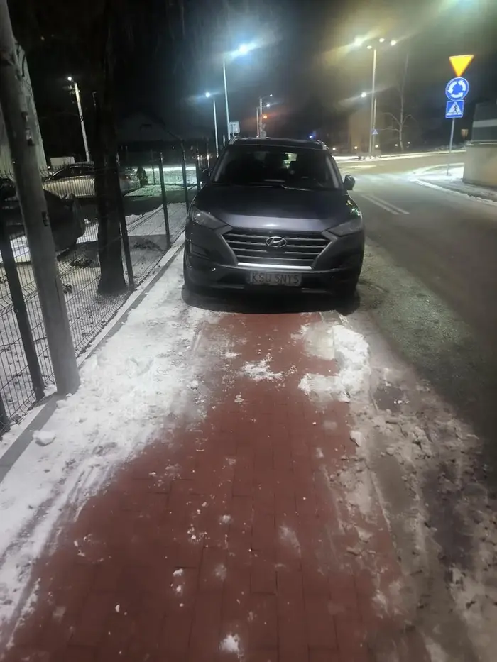 Chamidło zastawia cały chodnik przy przejściu dla pieszych i rondzie !