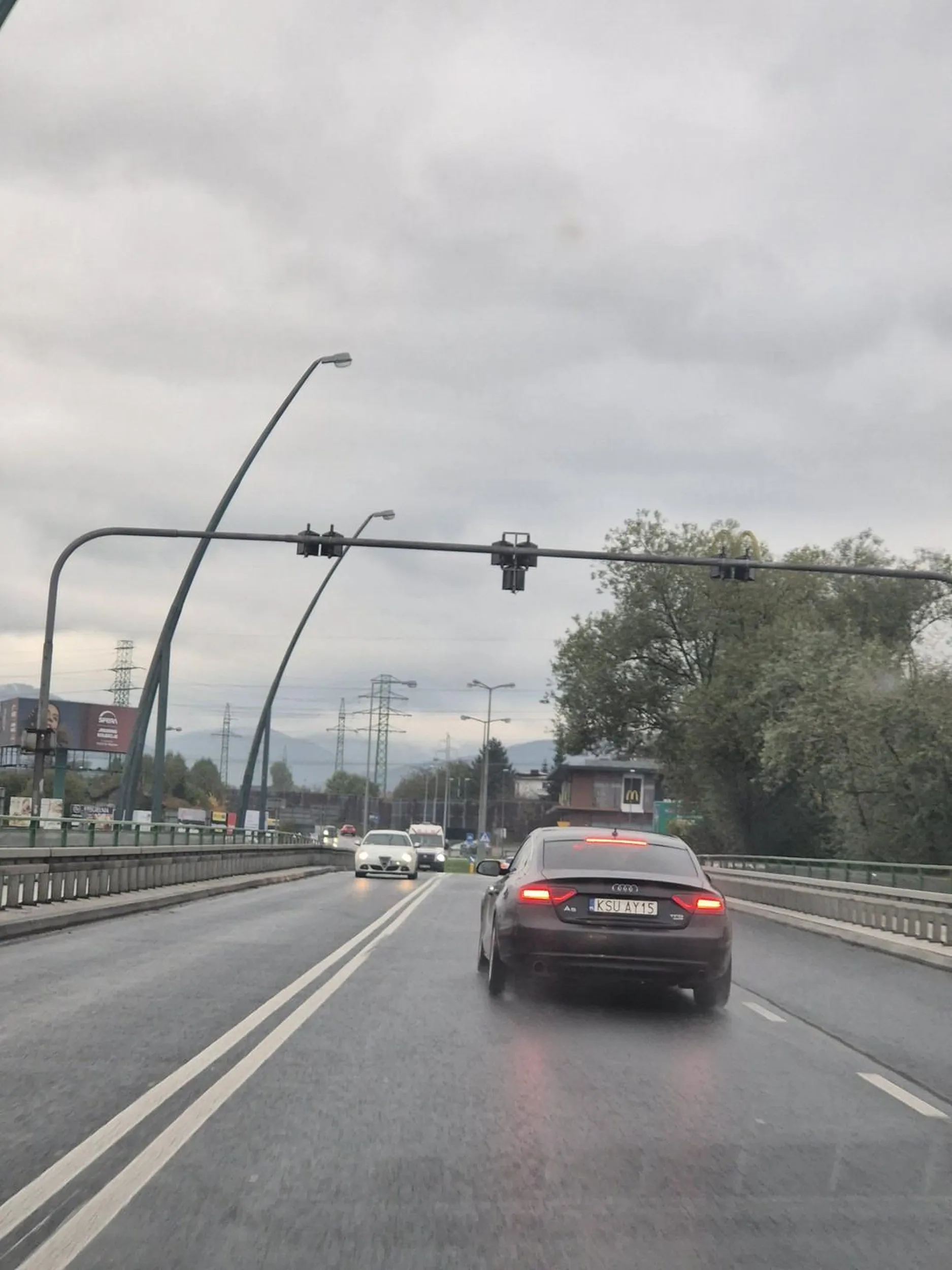 Chyba się nie douczył jaka jest najwyższa prędkość dopuszalna w obszarze zabudowanym