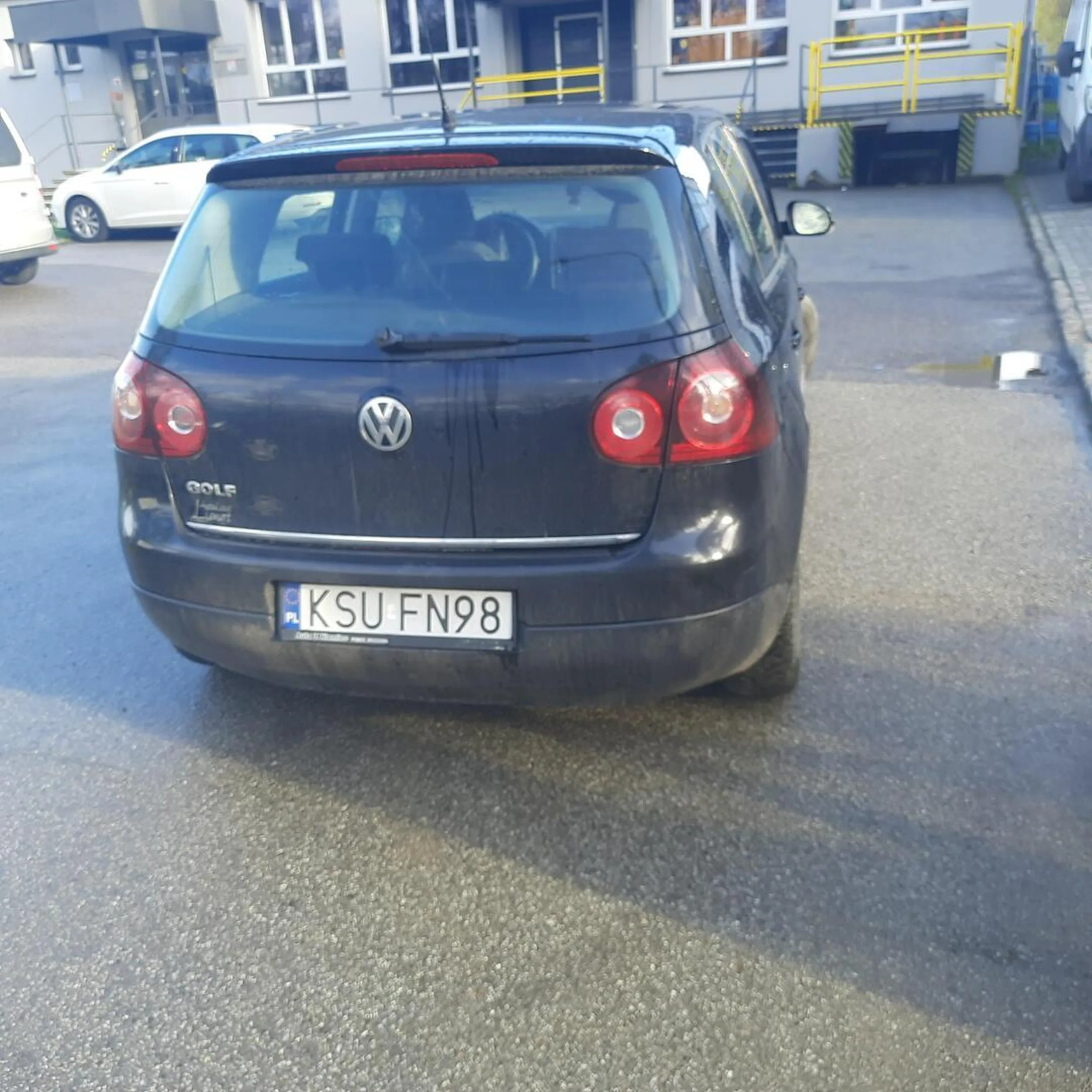 Stanął na wjeździe i poszedl  w ciorty. Co za tuman. Zero myślenia ze ktos chce wjechać przez bramę