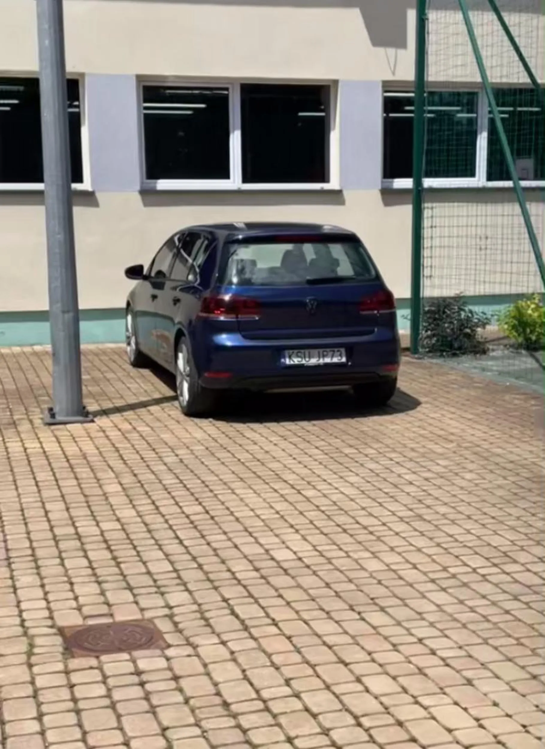 Bardzo słaby kierowca proszę popatrzeć jak zaparkował przy prywatnym słupie