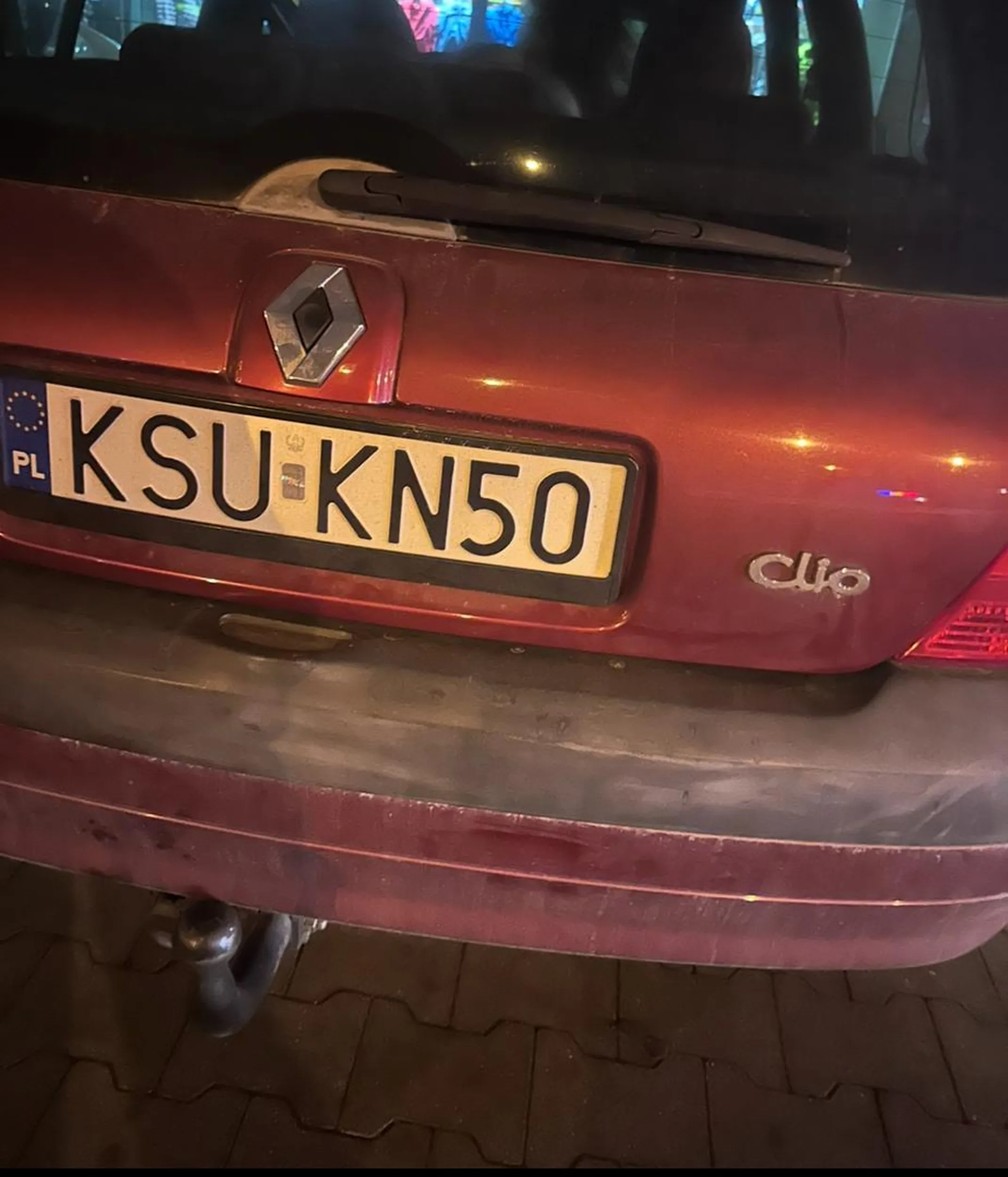 Taki siuras jeździ na tych tablicach strzelacie się