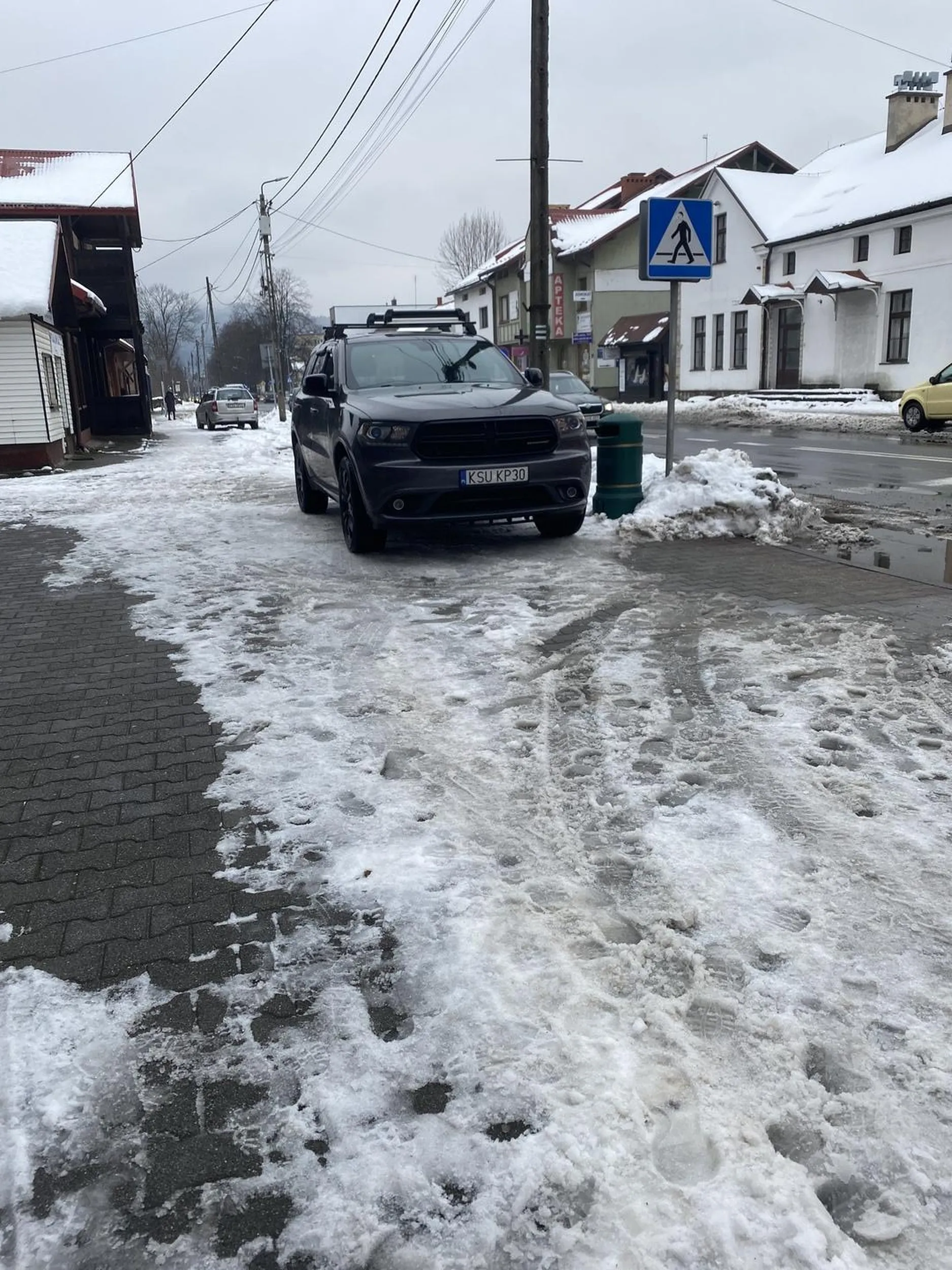 Fajnie tak na chodniku parkować?