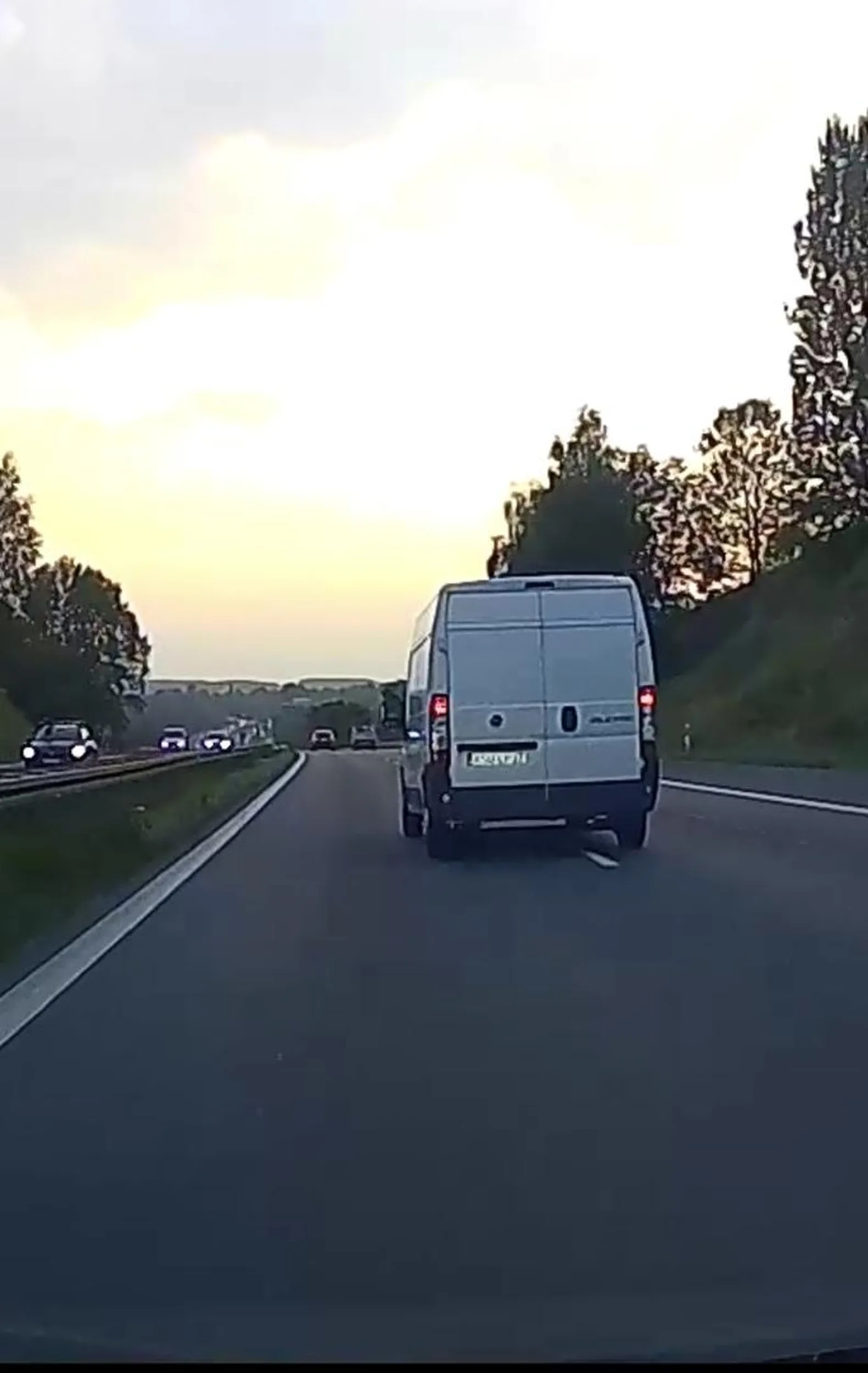 Chciałem napisać, że Pan włączył kierunkowskaz, więc przecież ma pierwszeństwo, ale przeglądając nagranie, jednak nie włączył ?