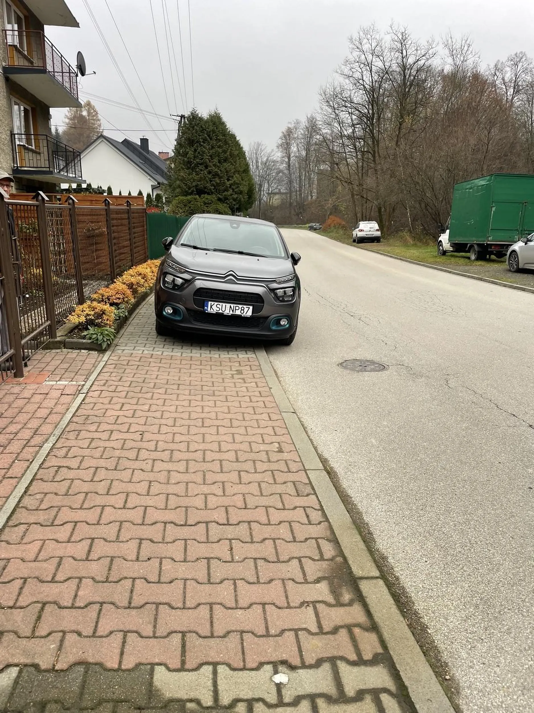 Proszę nauczyć się parkować, lub zalecam ponowne wykonanie kursów prowadzenia pojazdów kat.b