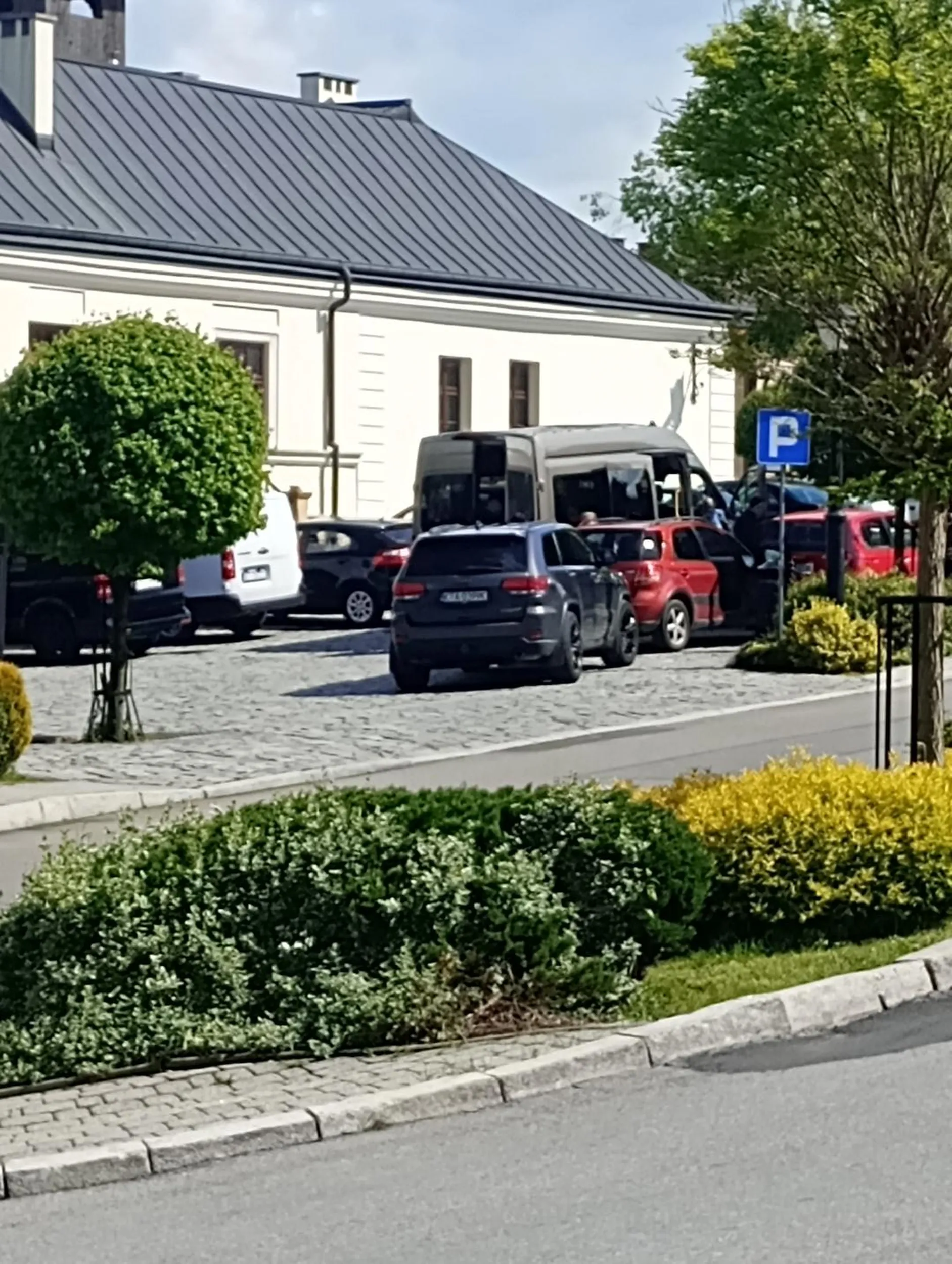 Nie umie parkować, stanęła na środku wjazdu jak gruby na środku KFC